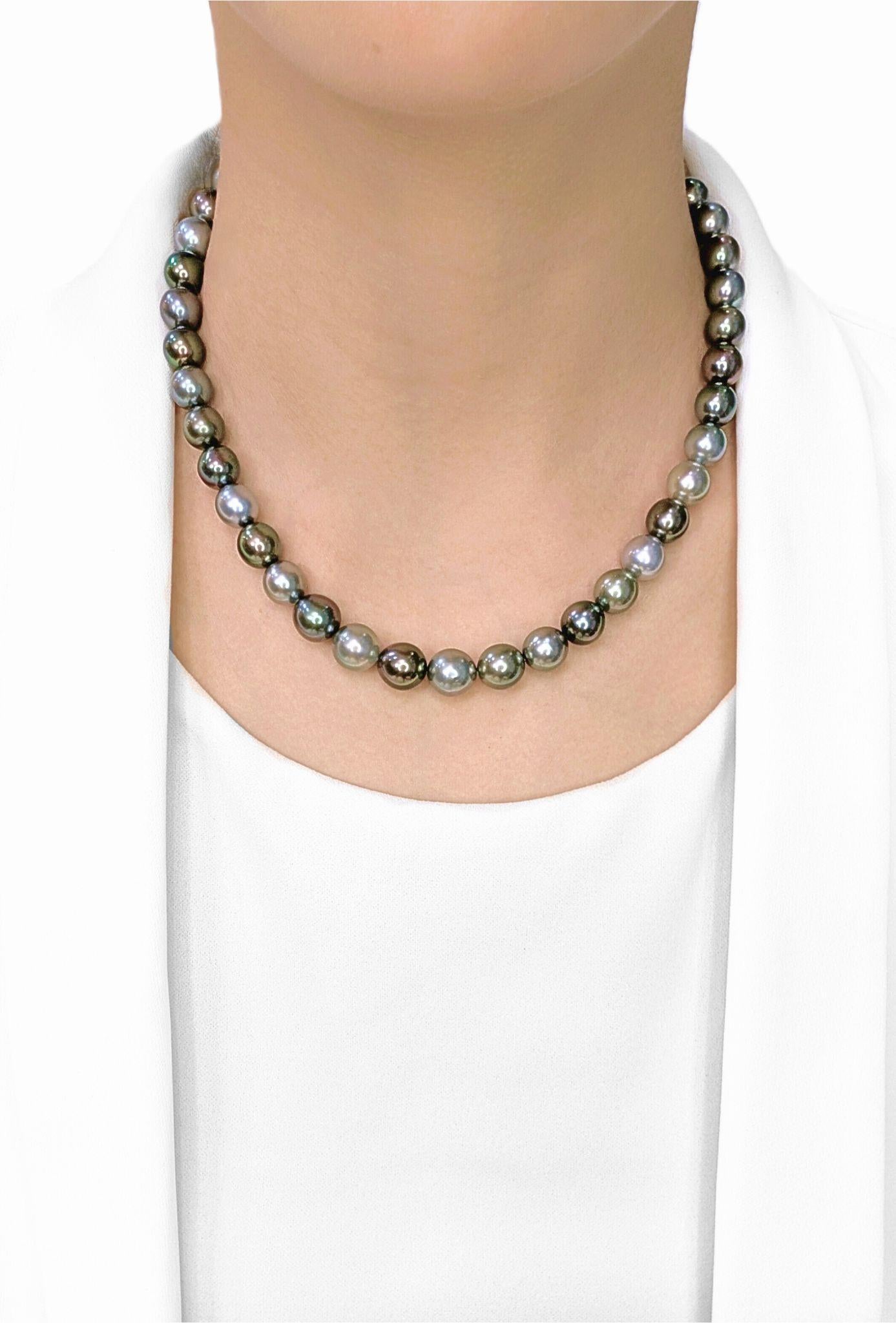 Ornez votre décolleté de la beauté exquise de ce nouveau collier, composé d'un magnifique rang de 41 perles naturelles des mers du Sud. Chaque perle ronde, d'un diamètre impressionnant de 8 à 10,9 mm, présente une teinte gris verdâtre captivante qui