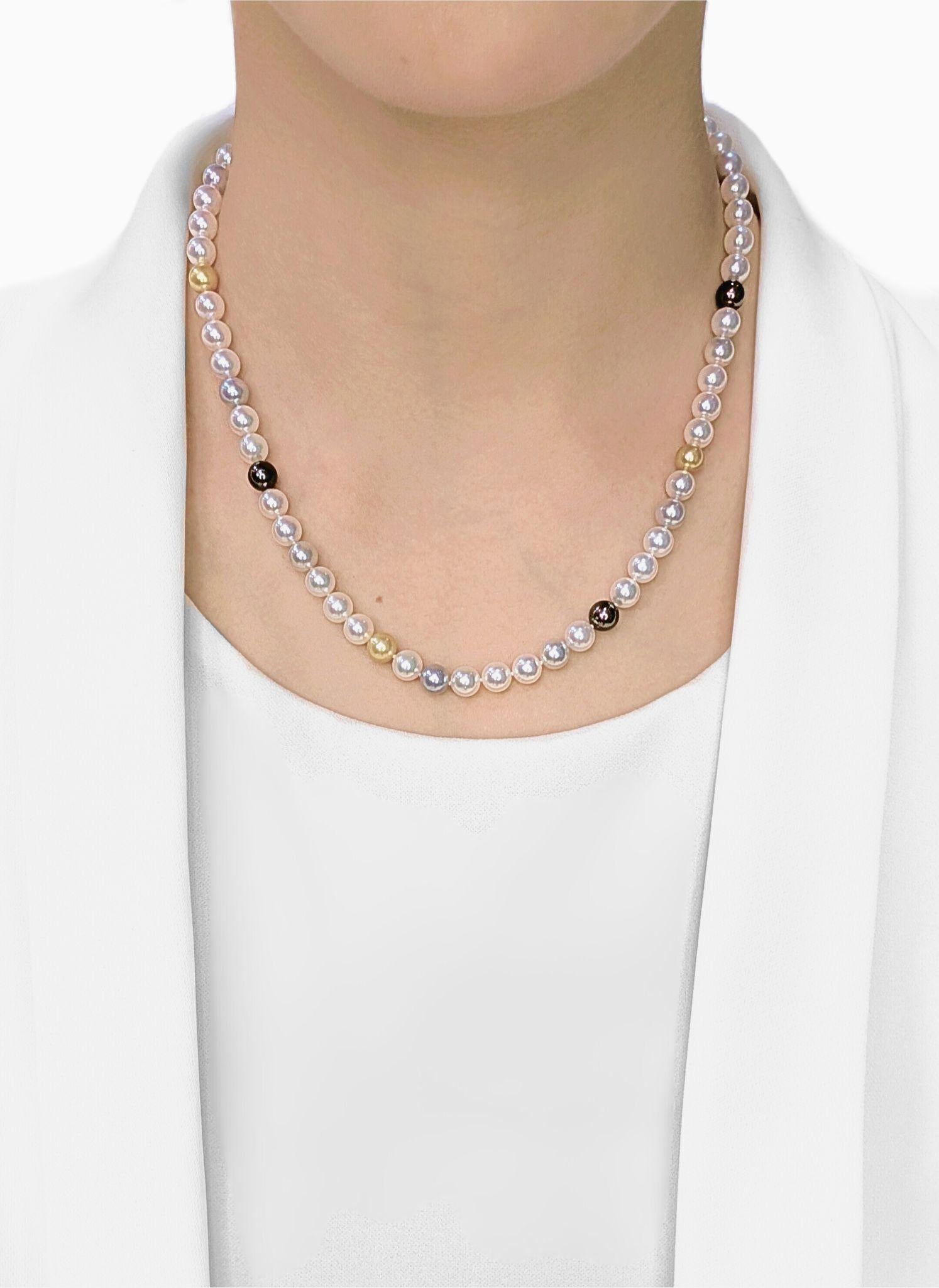 Adorna tu escote con el vibrante encanto de este nuevo collar, que incluye un cautivador collar de 62 perlas Akoya naturales. Cada perla perfectamente redonda, de entre 6,5 mm y 7 mm de diámetro, muestra una hermosa mezcla de colores, exhibiendo la