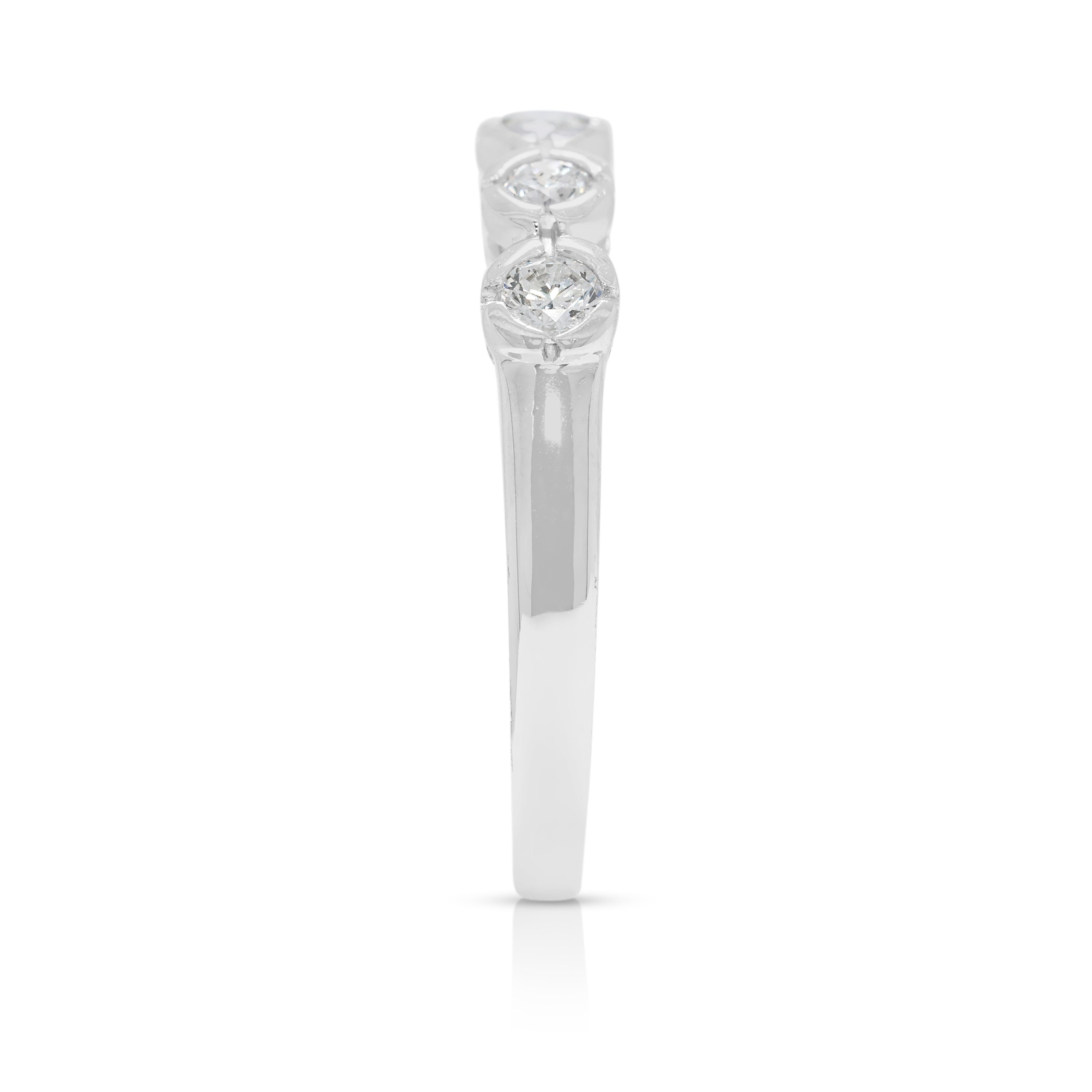 Anello senza tempo con cinque pietre e diamanti naturali da 0,25 carati in oro bianco 18 carati in vendita 1