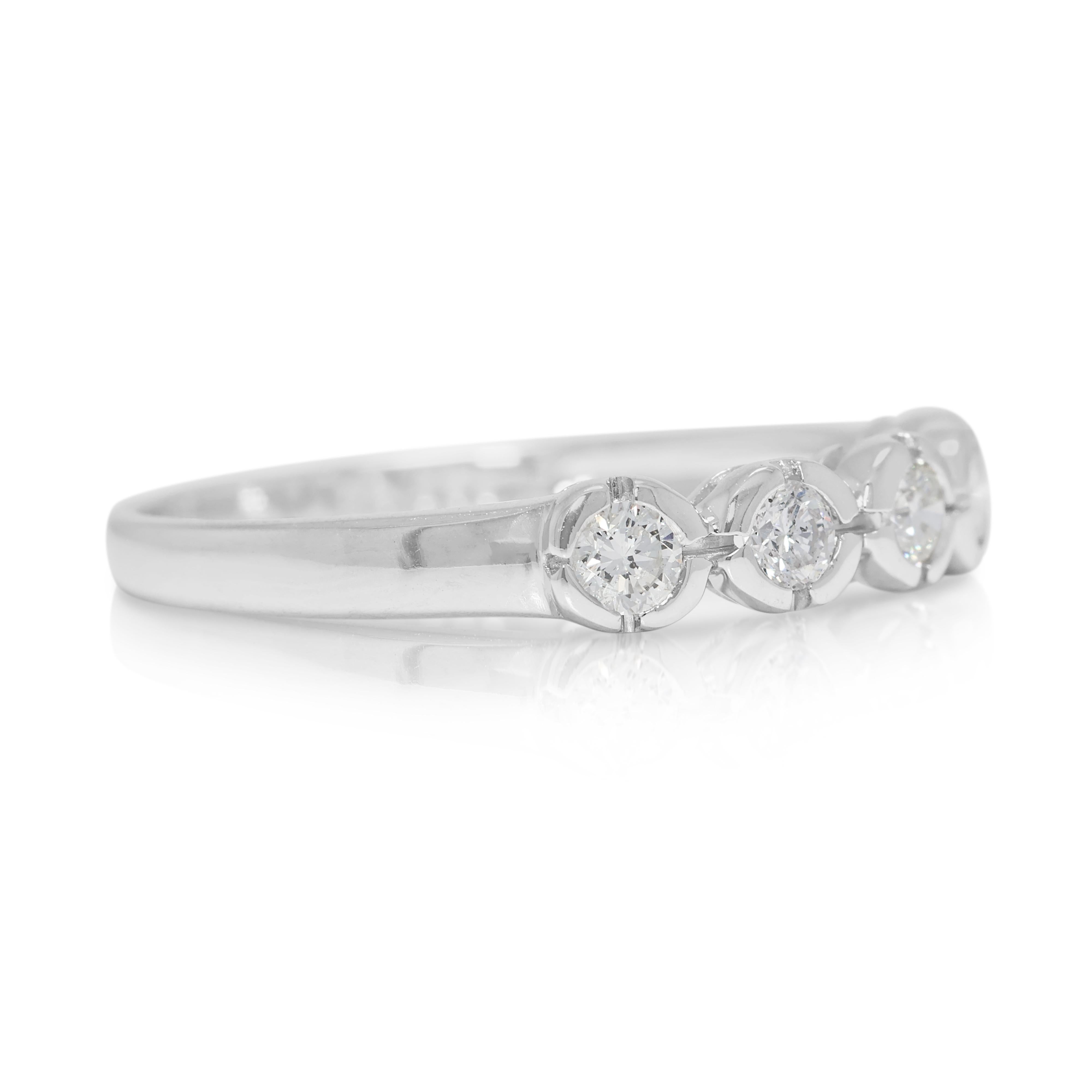 Anello senza tempo con cinque pietre e diamanti naturali da 0,25 carati in oro bianco 18 carati In condizioni ottime in vendita a רמת גן, IL
