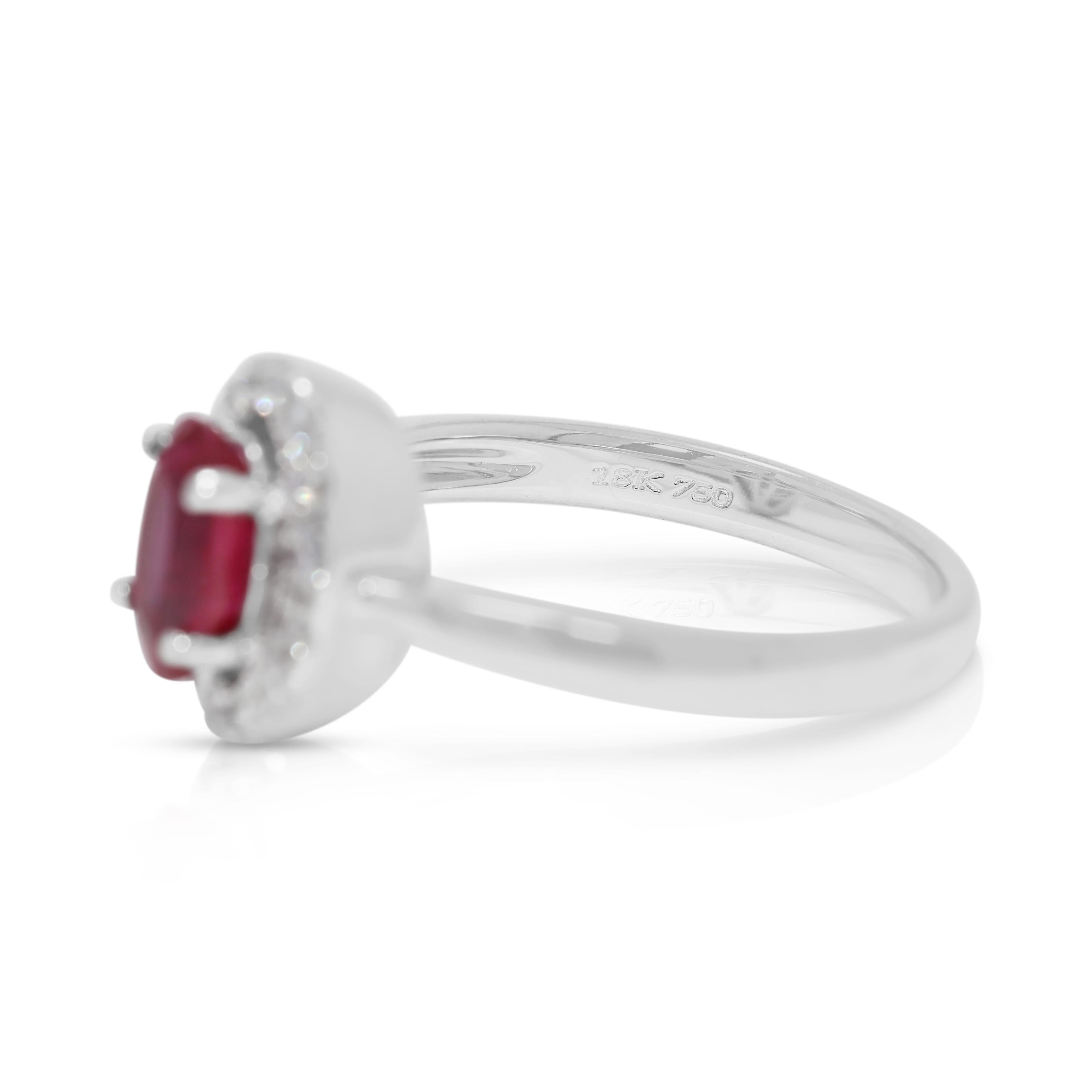Atemberaubender 1,44ct Rubin & natürlicher Diamant Halo Ring in 18K Weißgold im Zustand „Neu“ im Angebot in רמת גן, IL