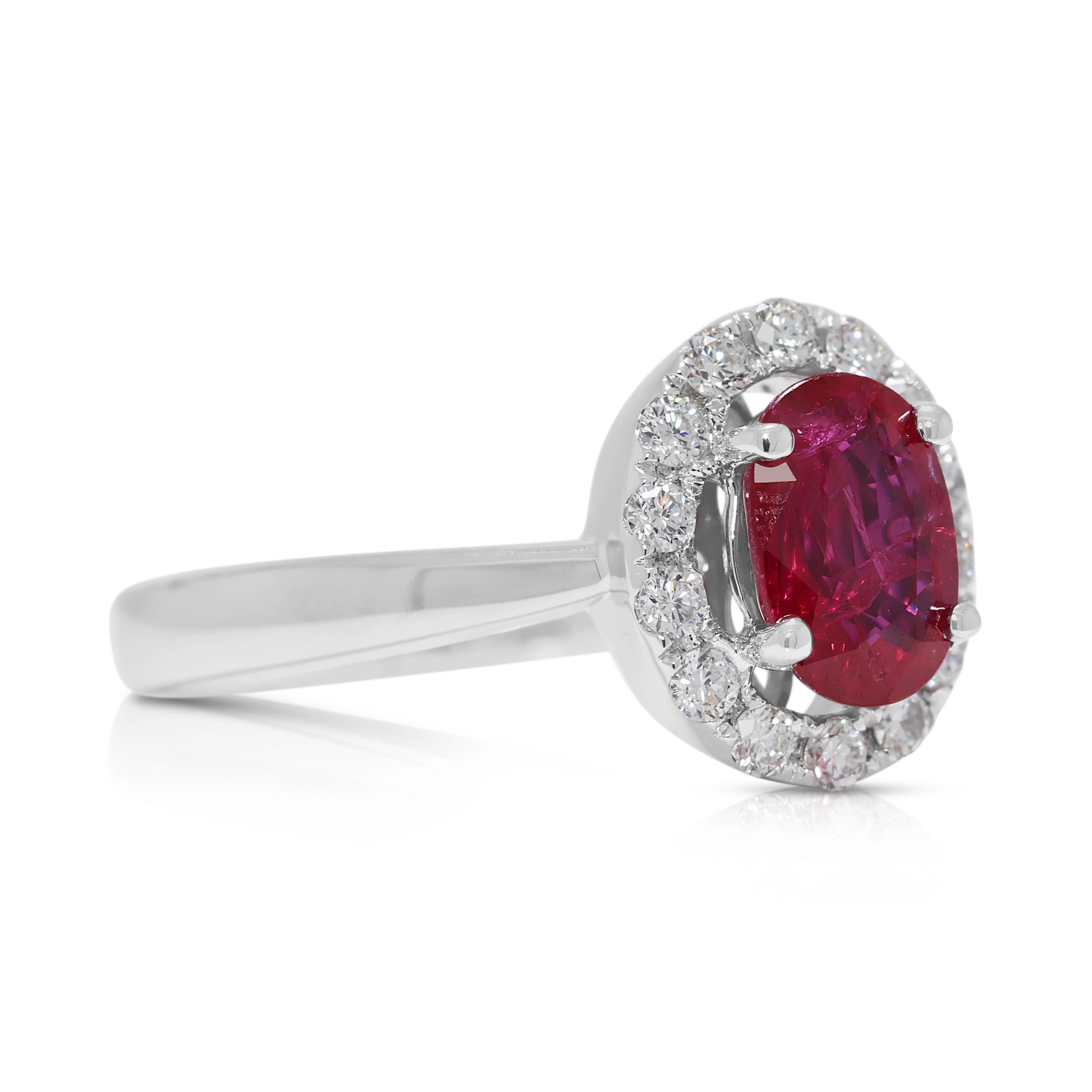 Atemberaubender 1,44ct Rubin & natürlicher Diamant Halo Ring in 18K Weißgold (Ovalschliff) im Angebot