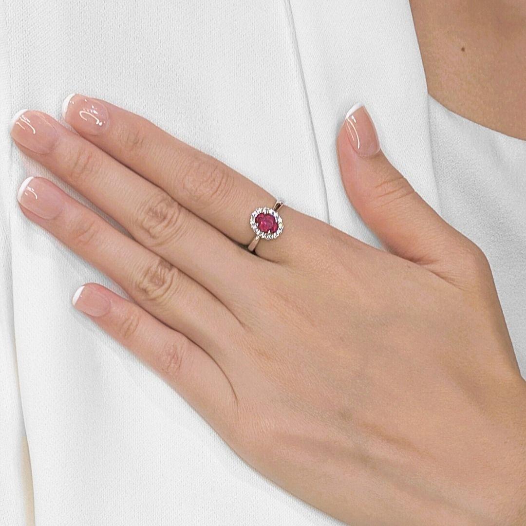 Kühn, feminin und farbenfroh präsentiert sich dieser exquisite Ring mit einem lebhaften ovalen Rubin von 1,125 Karat, der in seinem Inneren in leidenschaftlichen Rottönen leuchtet. Eingerahmt von 14 natürlichen runden Brillanten (insgesamt 0,311 ct)