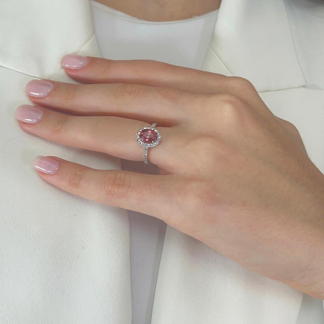 Stupendo anello a grappolo con diamanti e zaffiri Padparadscha da 2,36 carati in oro bianco 18 carati - Certificato GIA

Prova il fascino della rarità con questo anello mozzafiato in oro bianco 18 carati, caratterizzato da uno zaffiro Padparadscha
