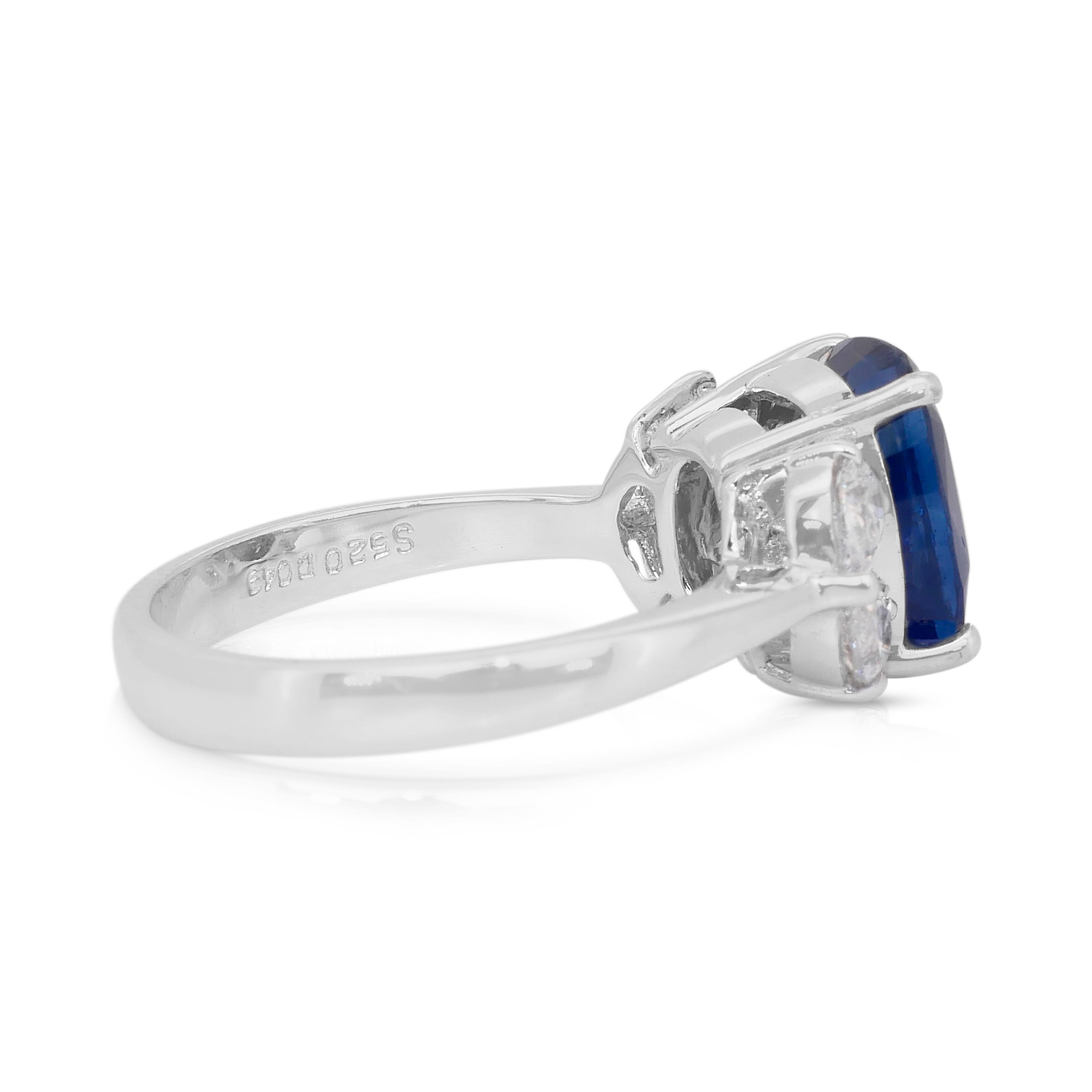 Fesselnder 5,70ct Saphir und Diamanten Ring in 18k Weißgold - GIA zertifiziert im Zustand „Neu“ im Angebot in רמת גן, IL