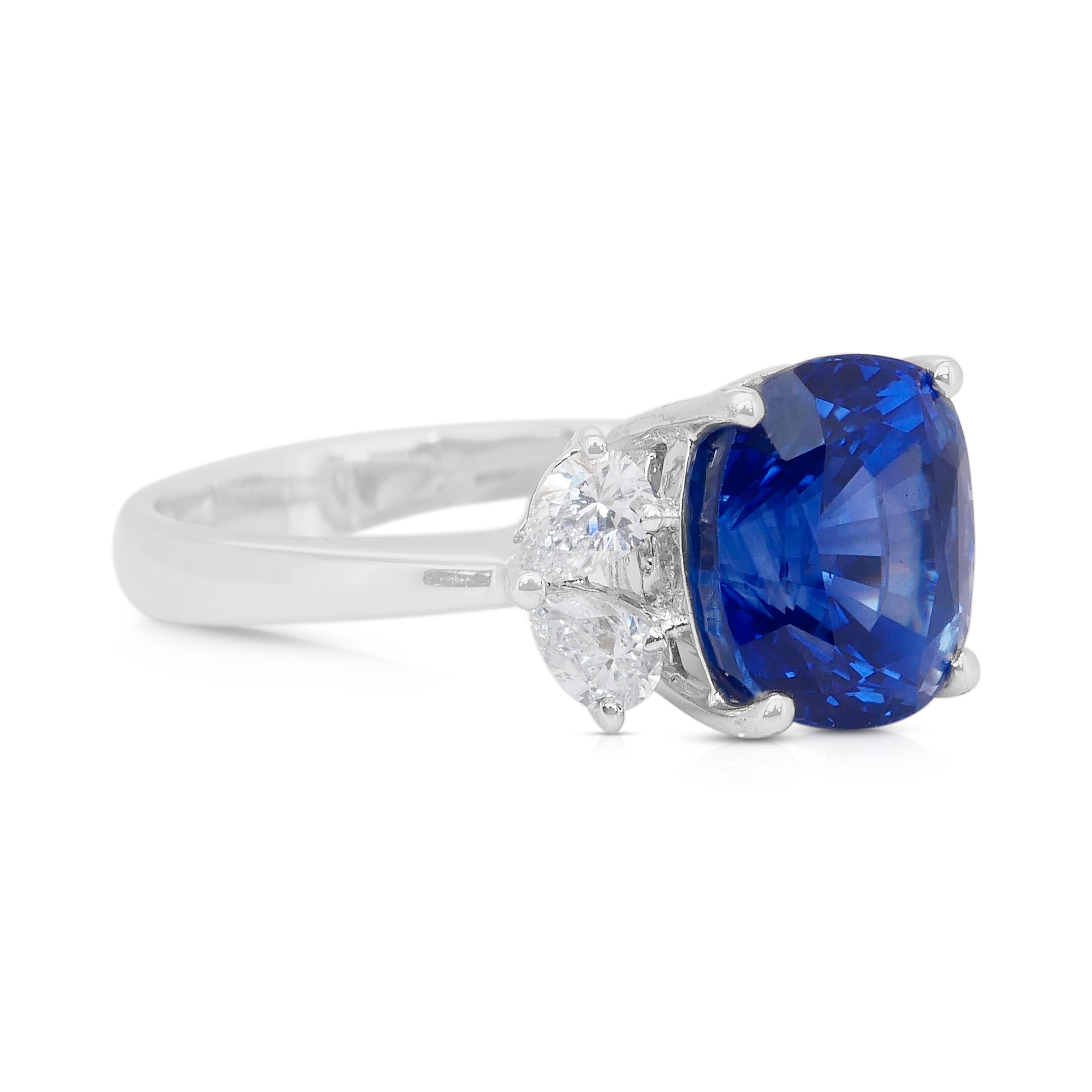 Fesselnder 5,70ct Saphir und Diamanten Ring in 18k Weißgold - GIA zertifiziert (Kissenschliff) im Angebot
