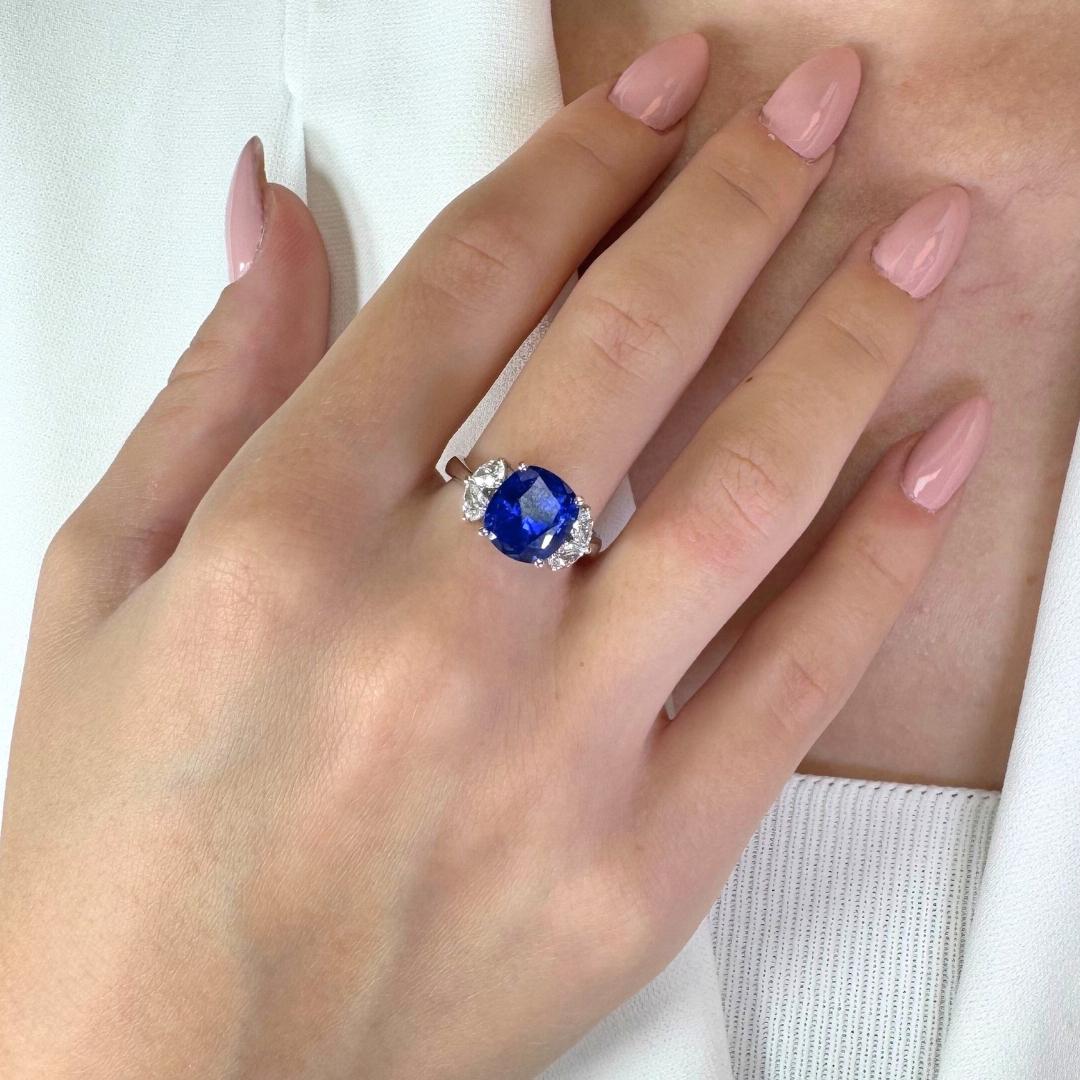 Fesselnder 5,70ct Saphir und Diamanten Ring in 18k Weißgold - GIA zertifiziert

Verströmen Sie zeitlosen Glamour mit diesem atemberaubenden Ring, der einen blauen Saphir im Kissenschliff mit einem Gewicht von 5,20 Karat präsentiert. Das Design aus