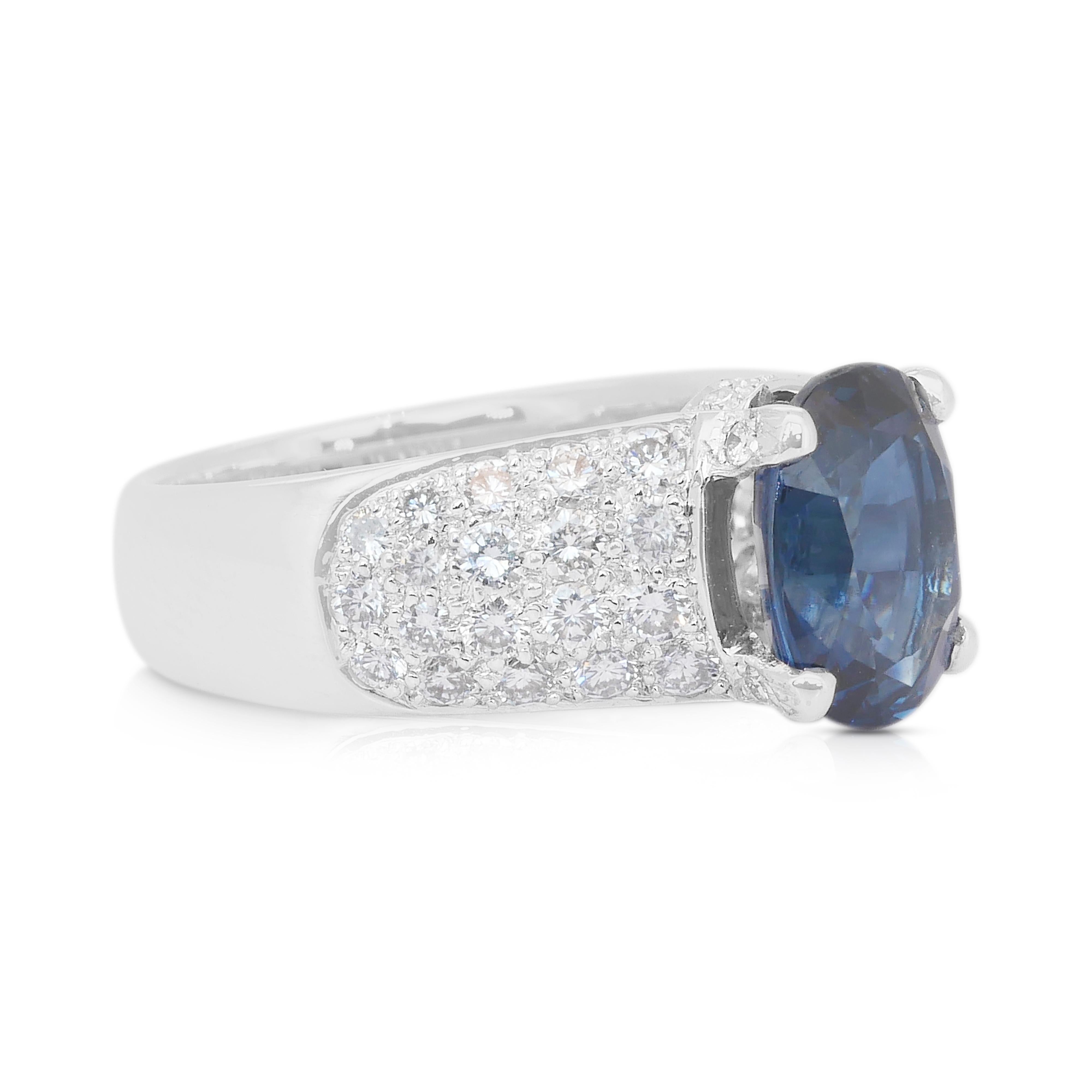 Prächtiger 5,28ct Saphir und Diamanten Ring in 18k Weißgold - GIA zertifiziert im Zustand „Neu“ im Angebot in רמת גן, IL