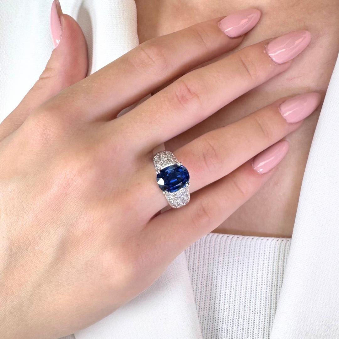 Prächtiger 5,28ct Saphir und Diamanten Ring in 18k Weißgold - GIA zertifiziert

Strahlen Sie Eleganz aus mit diesem exquisiten Ring aus 18 Karat Weißgold, in dessen Mittelpunkt ein auffälliger blauer Saphir im Ovalschliff von 4,30 Karat steht. Sein