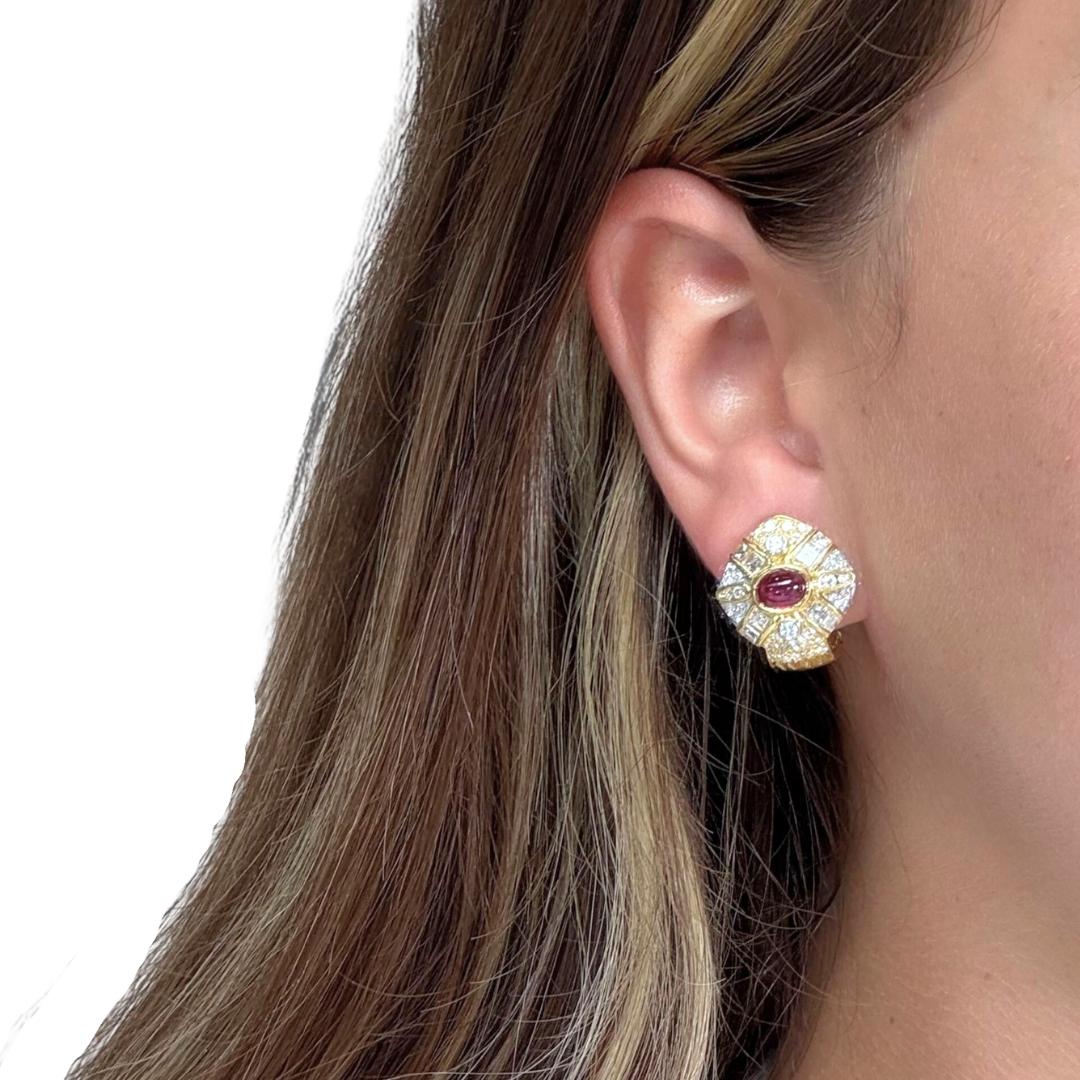 Boucles d'oreilles en or jaune 18k avec rubis et diamants de 3,79ct - certifié IGI

Ces boucles d'oreilles en or jaune 18 carats mettent en valeur la riche beauté de deux rubis ovales d'un rouge violacé totalisant 1,60 carat, offrant une touche de