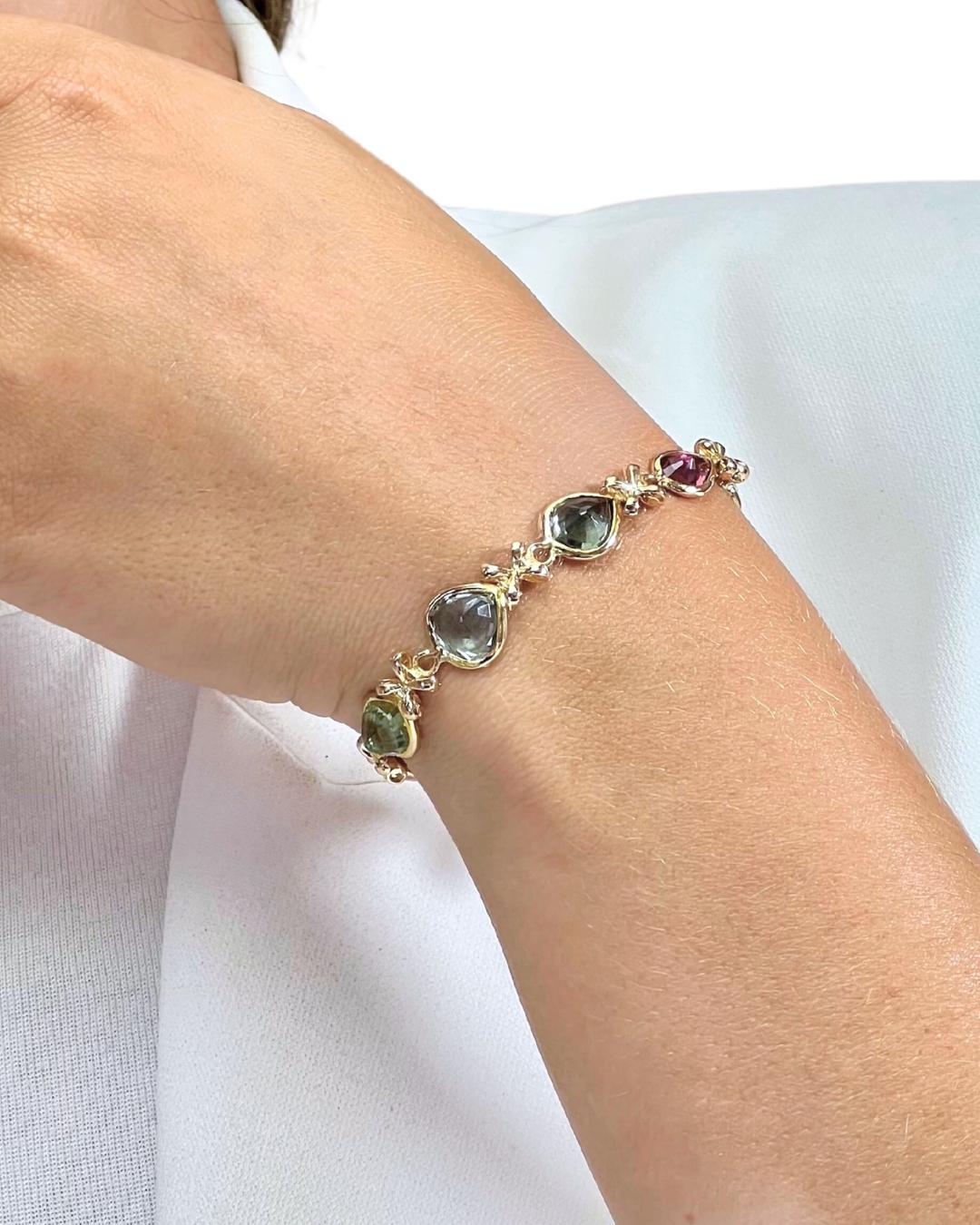 Captivant bracelet de tourmaline de 22,60ct en or jaune 18k - certifié IGI

Célébrez la couleur et l'élégance avec cet exquis bracelet en or jaune 18 carats, orné de 9 ravissantes tourmalines en forme de poire d'une valeur totale impressionnante de