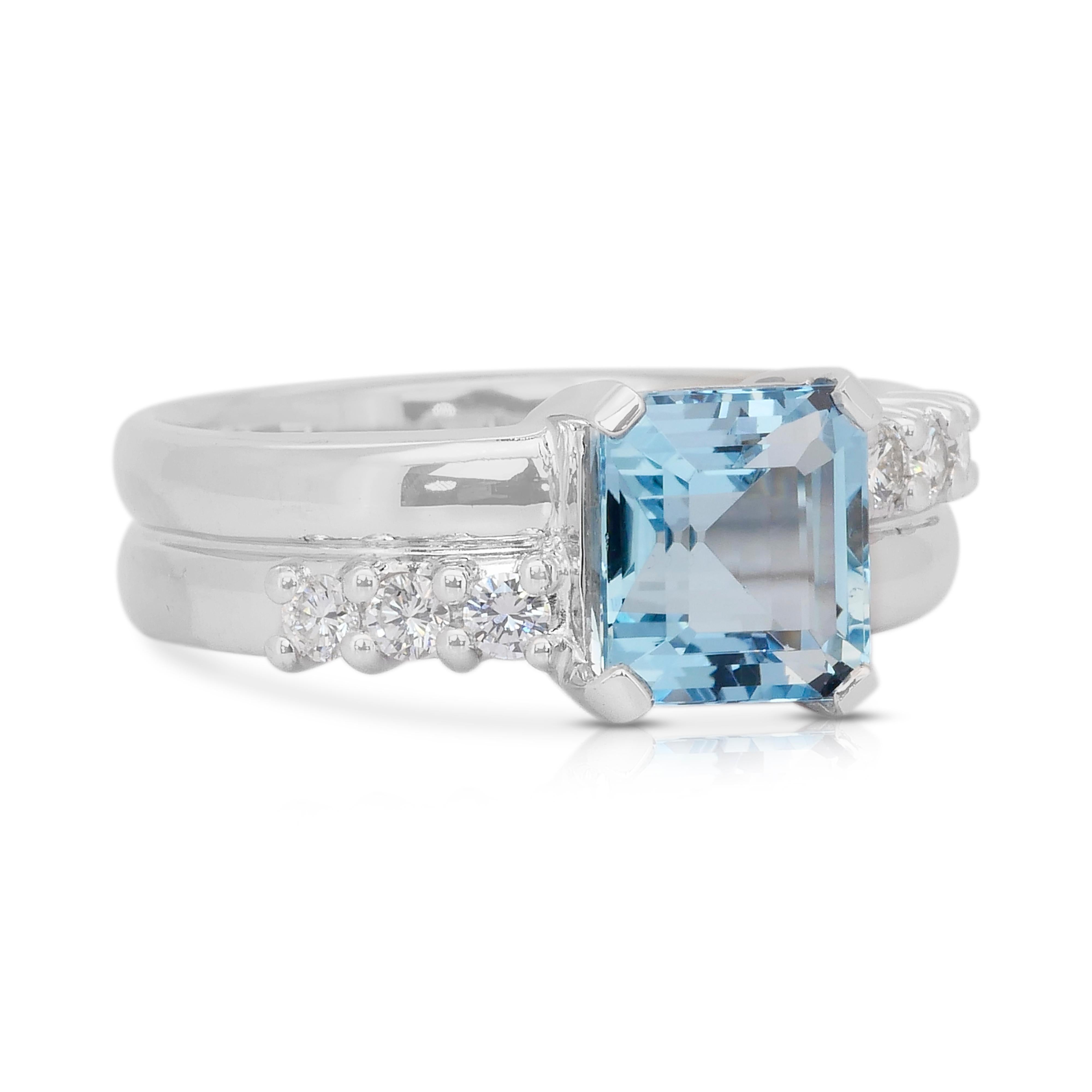 Faszinierender 4,11ct Aquamarin und Diamanten Cluster Ring in 18k Weißgold (Carréeschliff) im Angebot