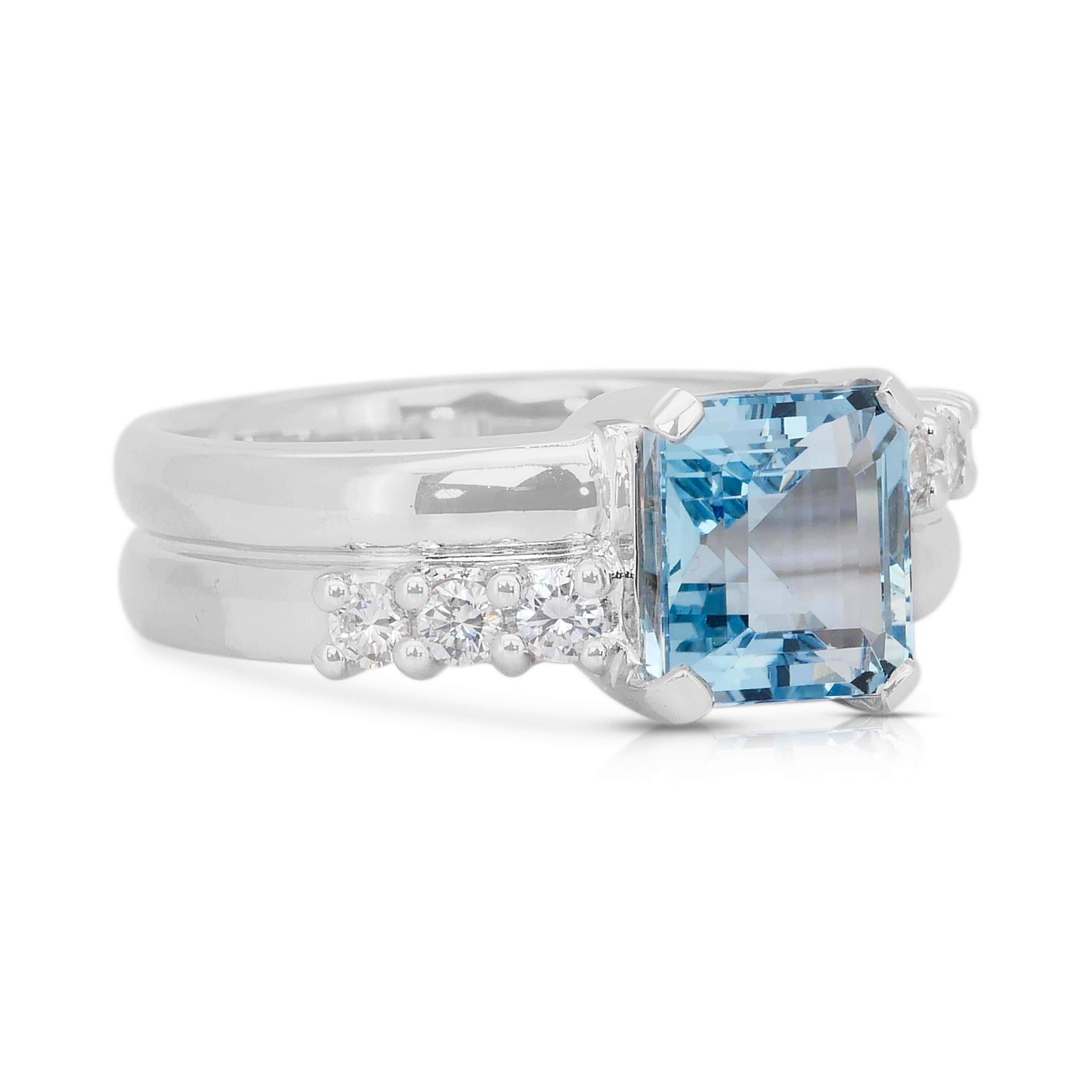 Faszinierender 4,11ct Aquamarin und Diamanten Cluster Ring in 18k Weißgold im Zustand „Neu“ im Angebot in רמת גן, IL