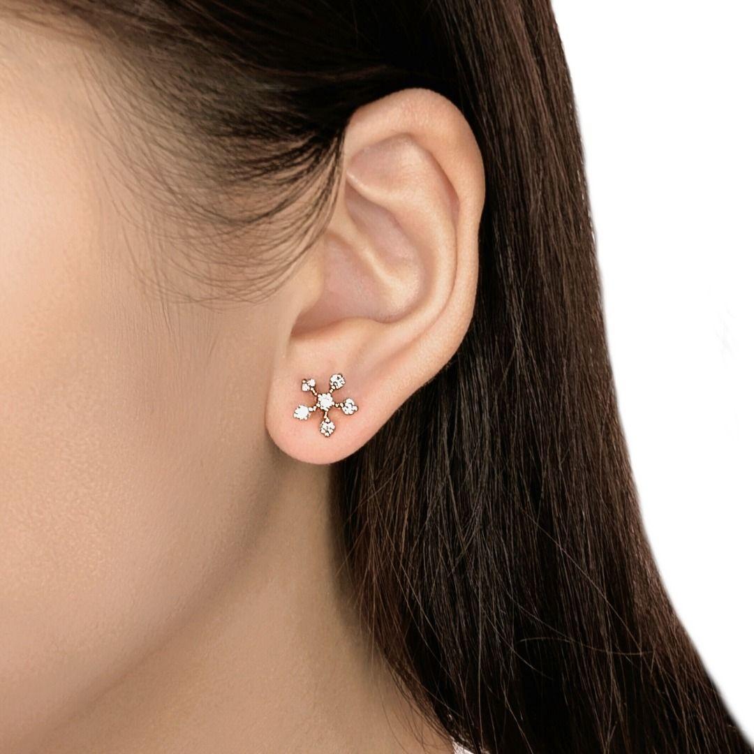 Decora le tue orecchie con lo splendido luccichio di questi orecchini a perno, realizzati in caldo oro rosa 14K.  Ogni orecchino presenta un delicato motivo a fiore ed è elegantemente incastonato con sei magnifici diamanti rotondi naturali, per un