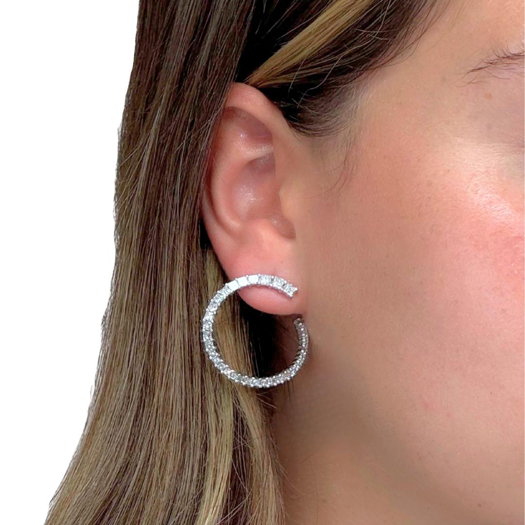 Orecchini a cerchio con diamanti brillanti da 3,62 carati in oro bianco 18 carati - certificati IGI

Aggiungi un tocco di moderna eleganza con questi straordinari orecchini a cerchio in oro bianco 18 carati, impreziositi da 72 splendidi diamanti per