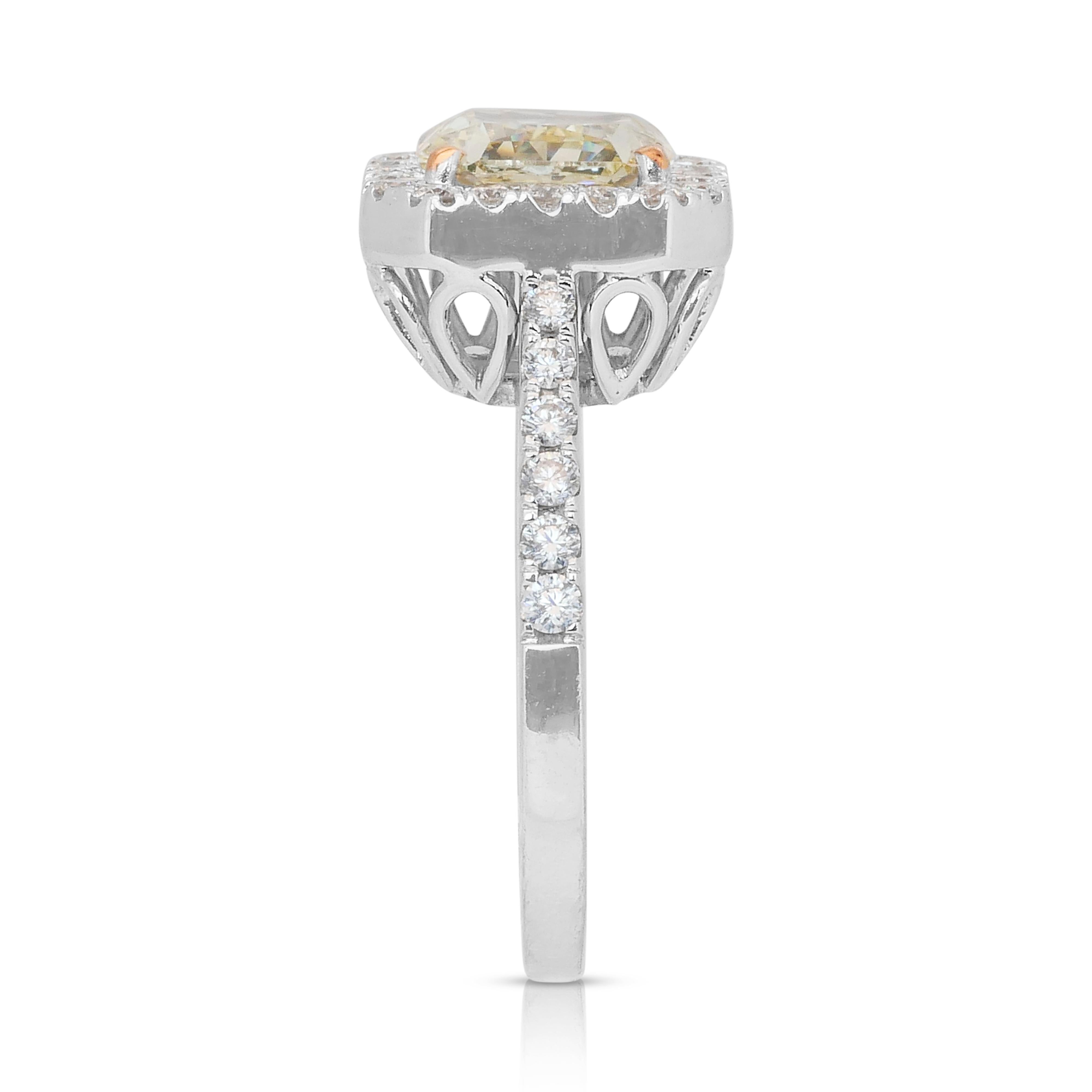 Accattivante anello con diamante aureolato colorato Nature da 2,07 carati in oro bianco 18 carati in vendita 2