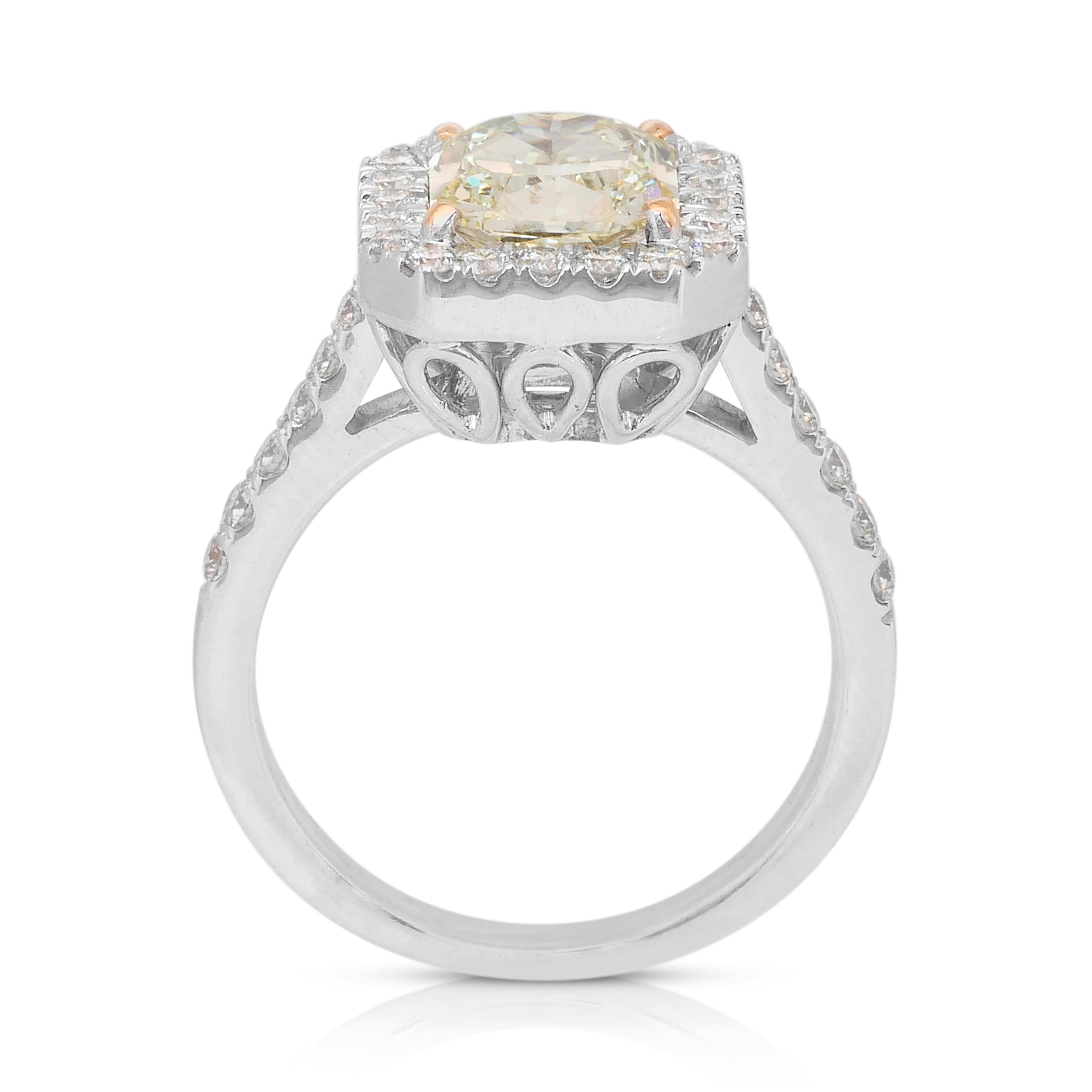 Accattivante anello con diamante aureolato colorato Nature da 2,07 carati in oro bianco 18 carati in vendita 4