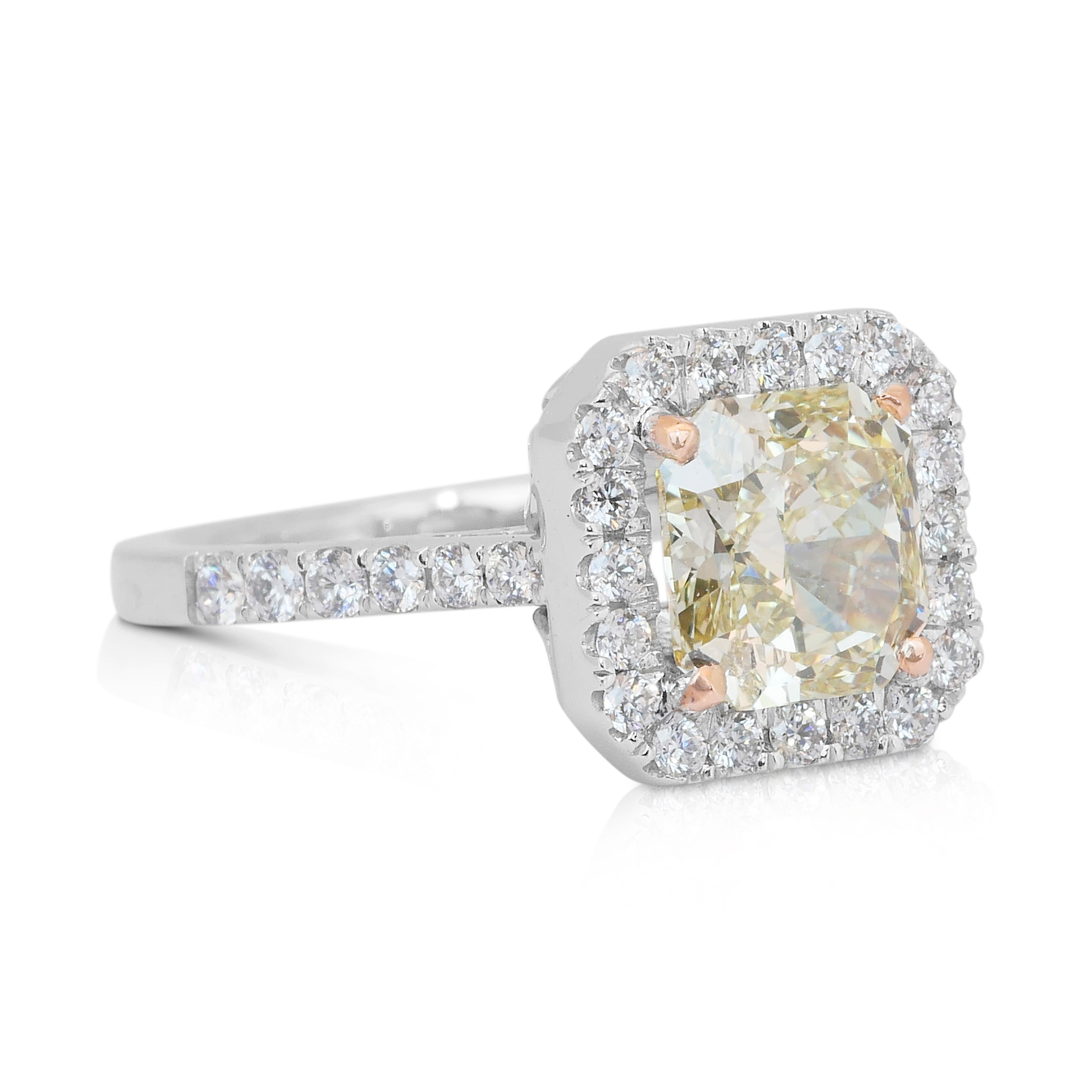 Accattivante anello con diamante aureolato colorato Nature da 2,07 carati in oro bianco 18 carati In condizioni Nuovo in vendita a רמת גן, IL