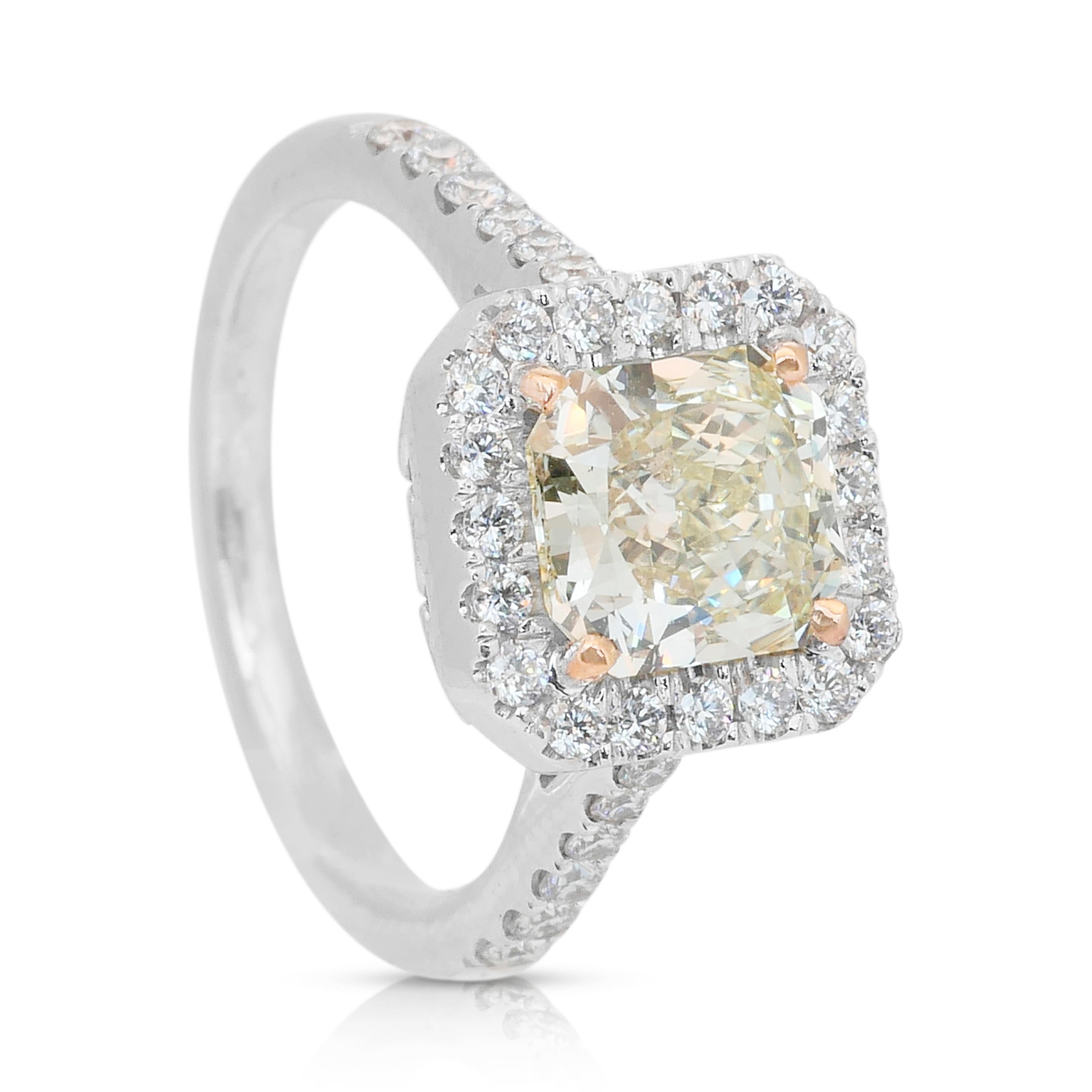 Accattivante anello con diamante aureolato colorato Nature da 2,07 carati in oro bianco 18 carati in vendita 3