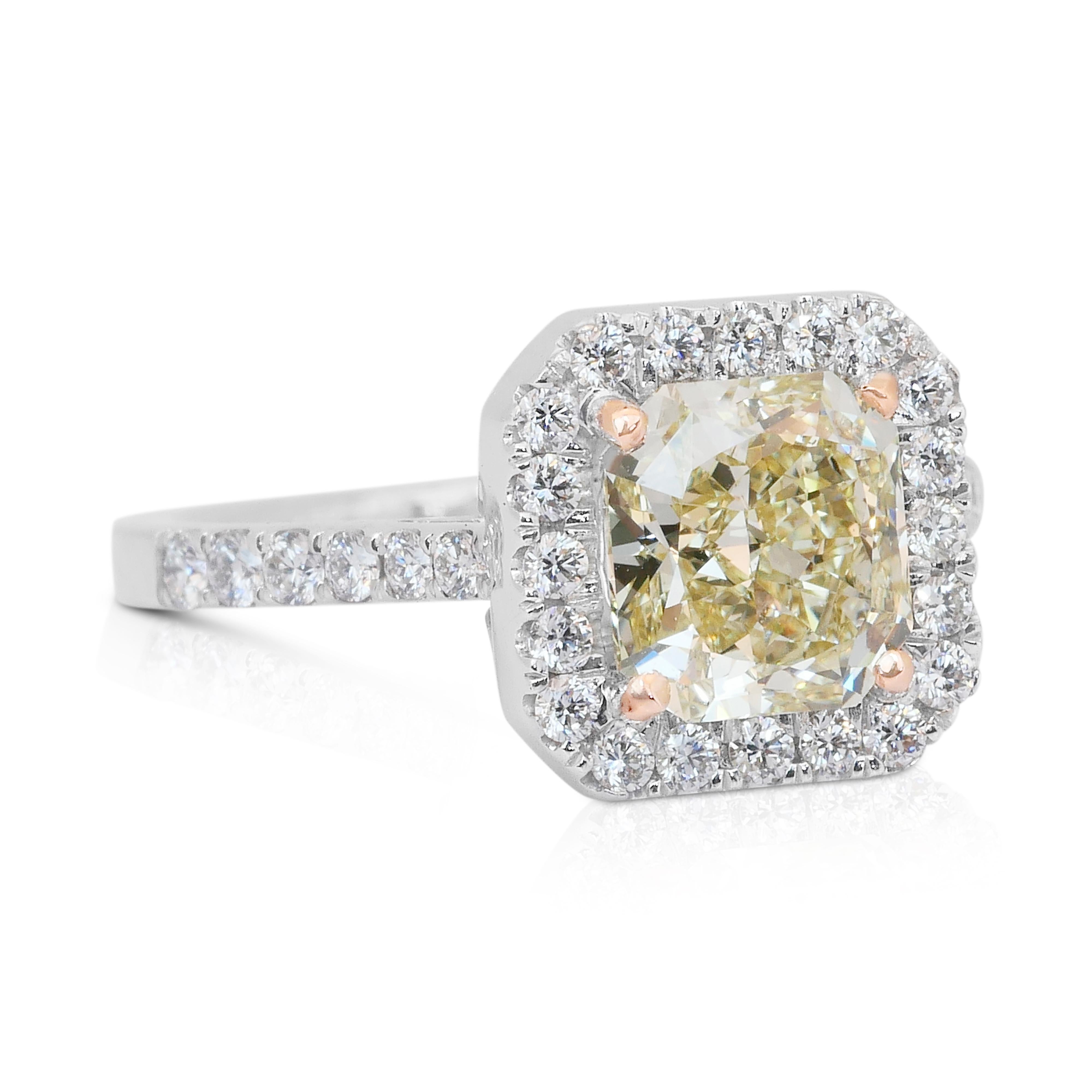 Taglio radiant Accattivante anello con diamante aureolato colorato Nature da 2,07 carati in oro bianco 18 carati in vendita