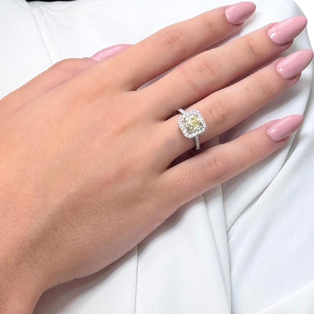 Accattivante anello con diamante aureolato colorato Nature da 2,07 carati in oro bianco 18 carati - Certificato GIA

Vibrante e accattivante, questo anello a raggiera in oro bianco 18 carati mette in mostra uno splendido diamante naturale fancy