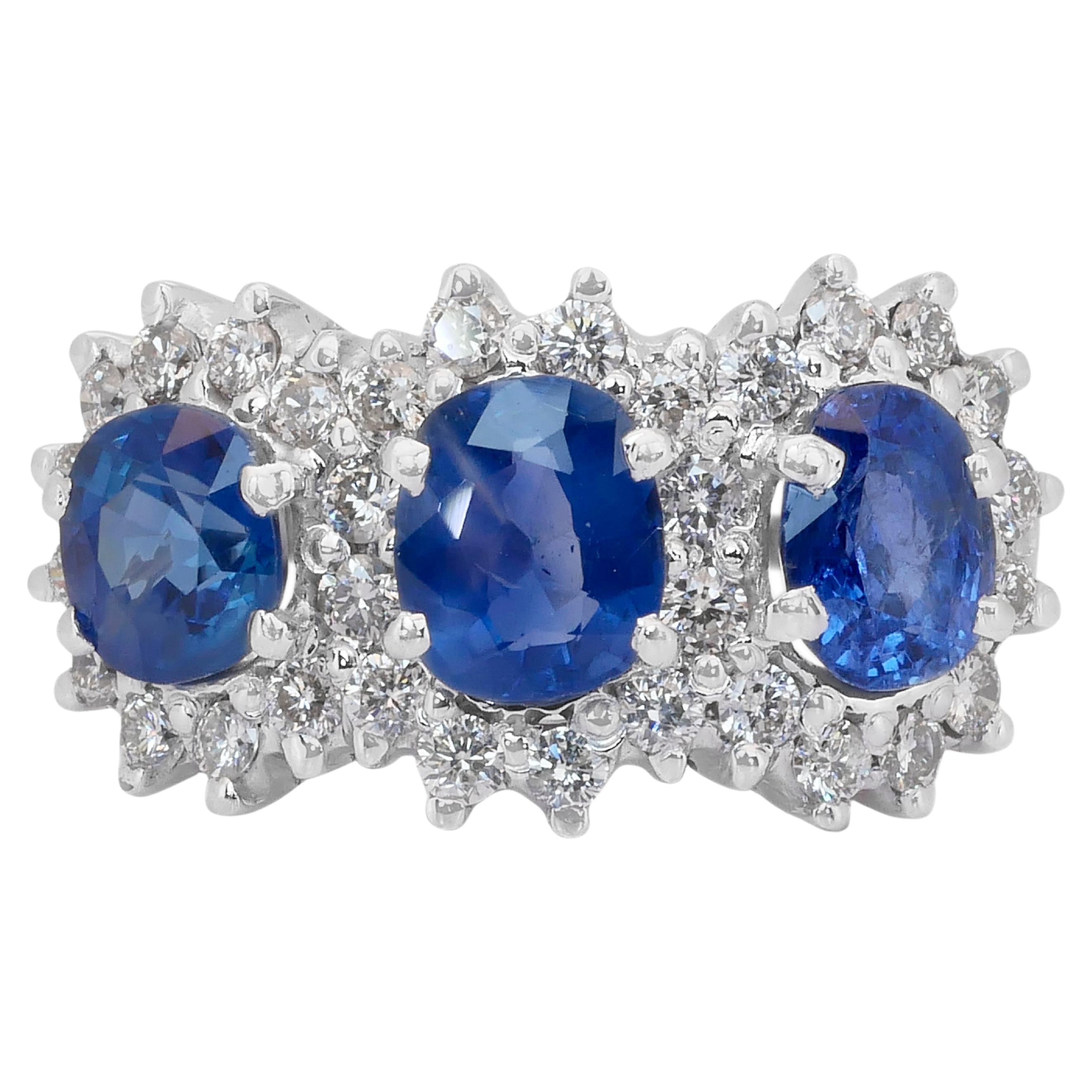 Luxueuse bague à trois pierres en or blanc 14k avec saphirs et diamants de 3,31ct en vente