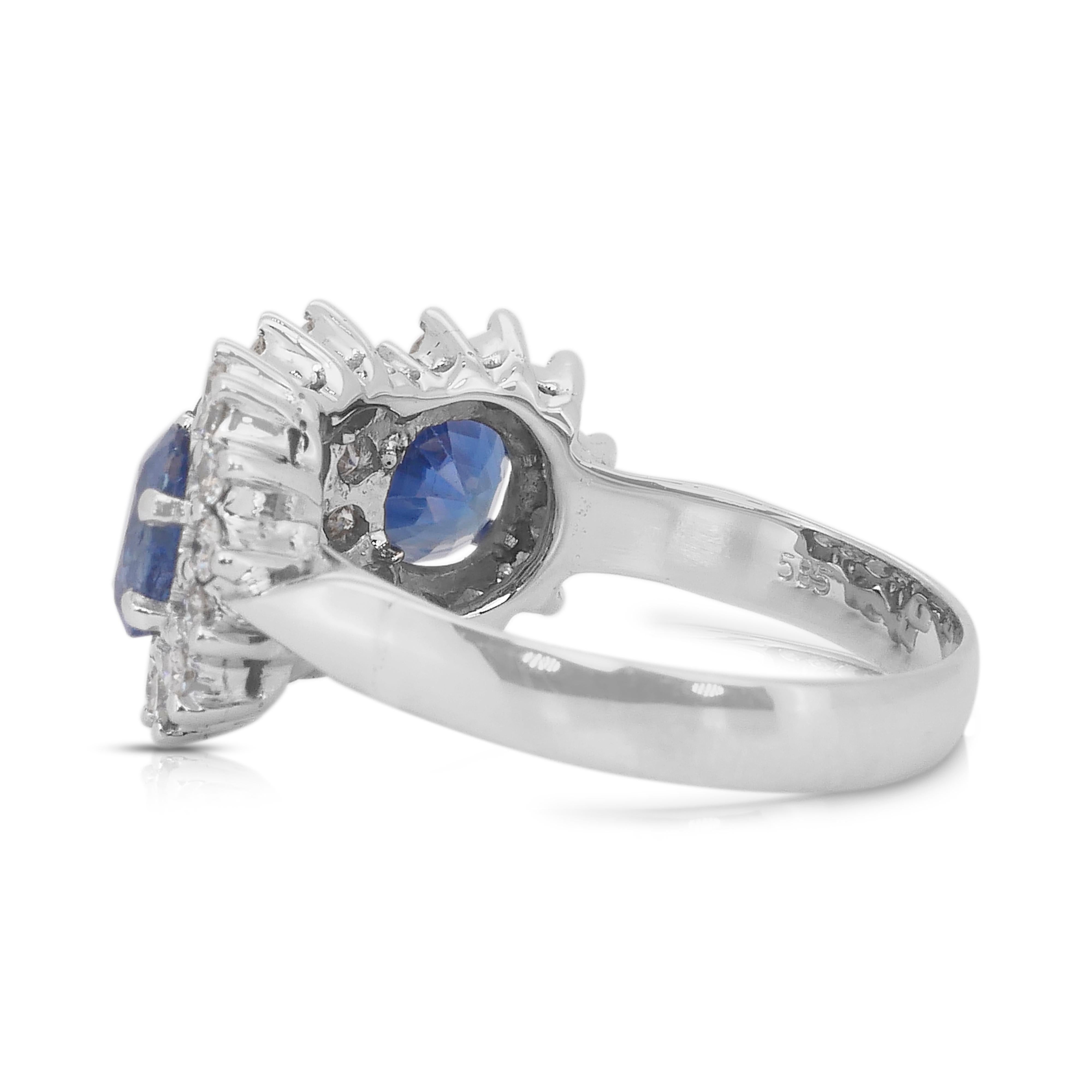 Luxueuse bague à trois pierres en or blanc 14k avec saphirs et diamants de 3,31ct Neuf - En vente à רמת גן, IL
