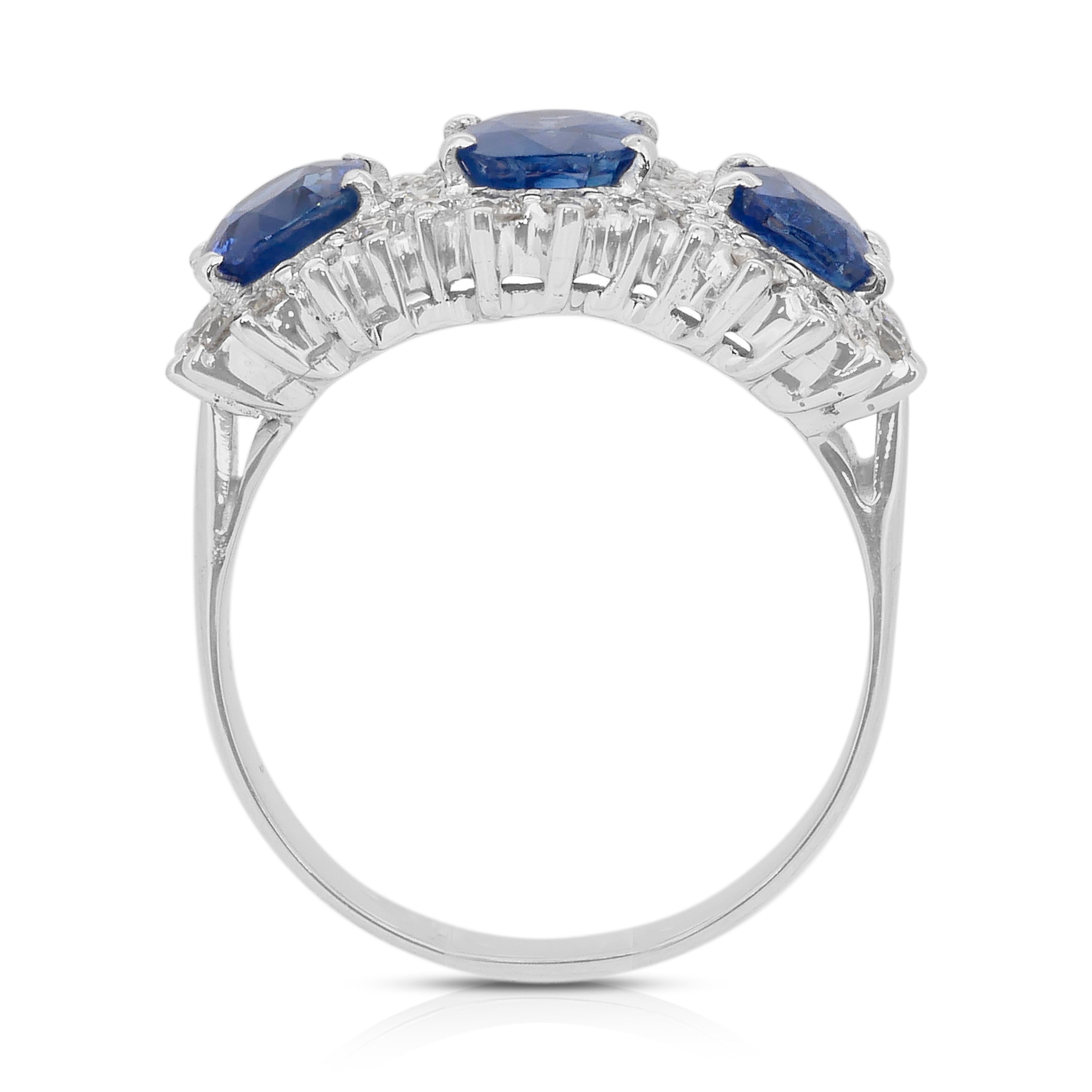 Luxueuse bague à trois pierres en or blanc 14k avec saphirs et diamants de 3,31ct en vente 4