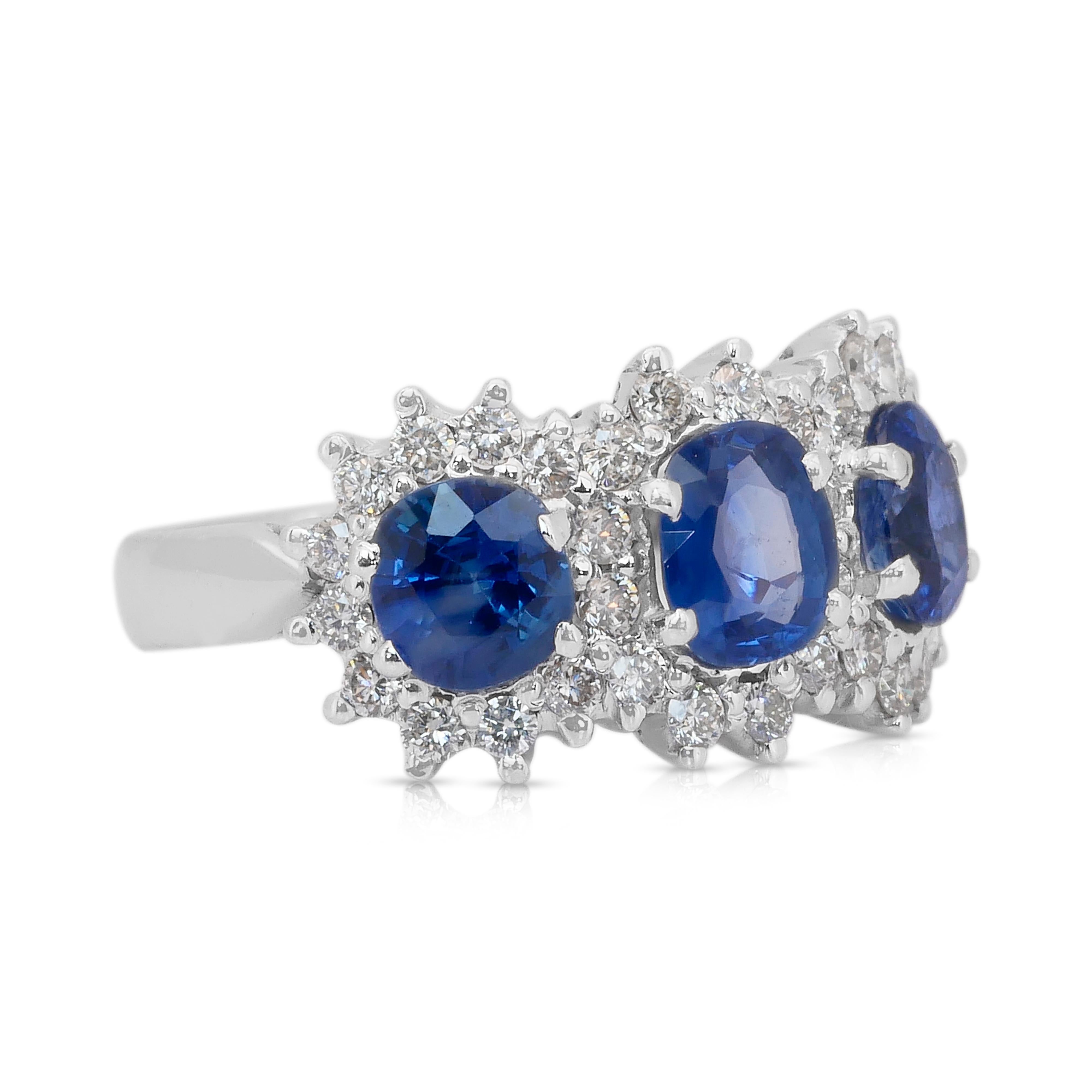 Taille ronde Luxueuse bague à trois pierres en or blanc 14k avec saphirs et diamants de 3,31ct en vente
