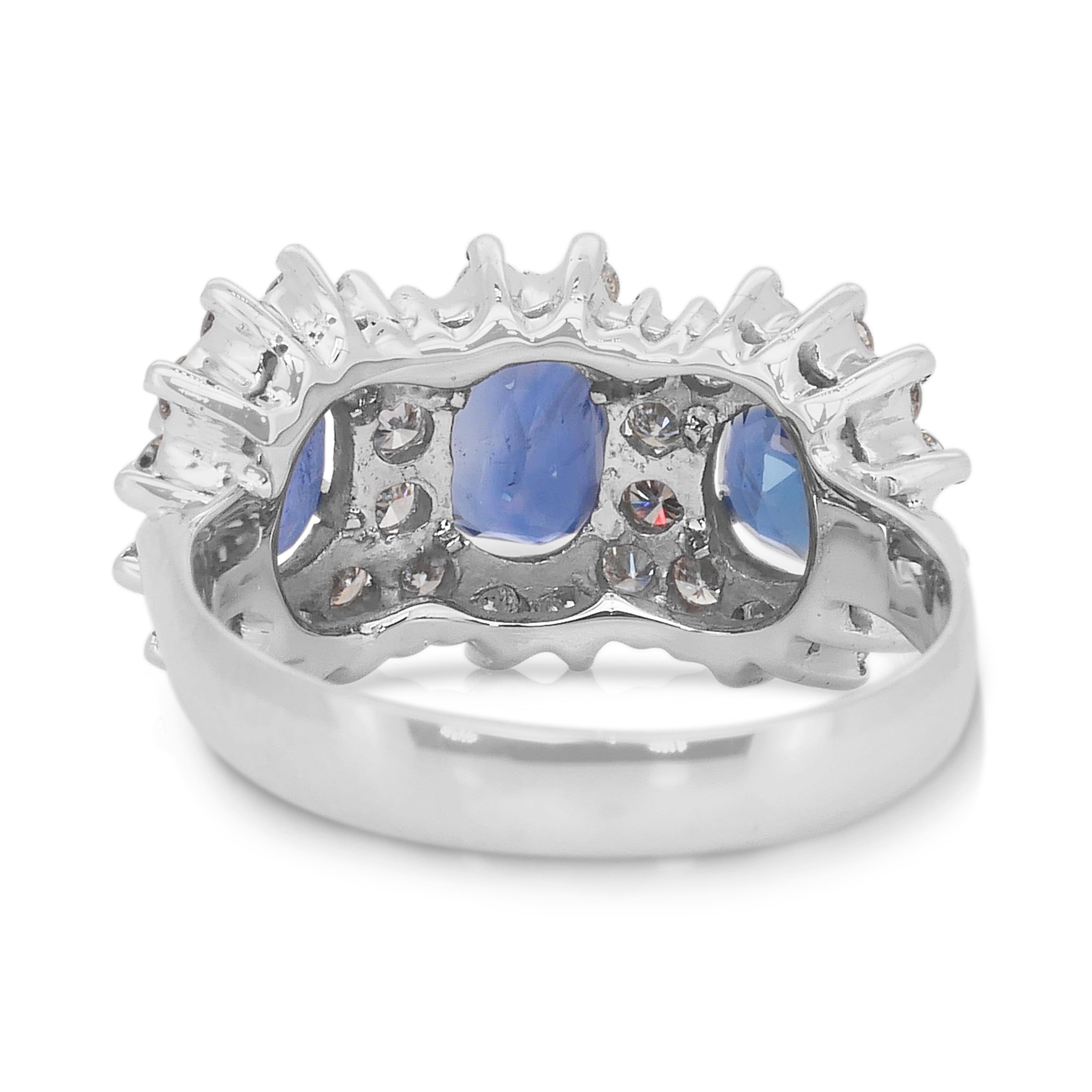 Luxueuse bague à trois pierres en or blanc 14k avec saphirs et diamants de 3,31ct en vente 3
