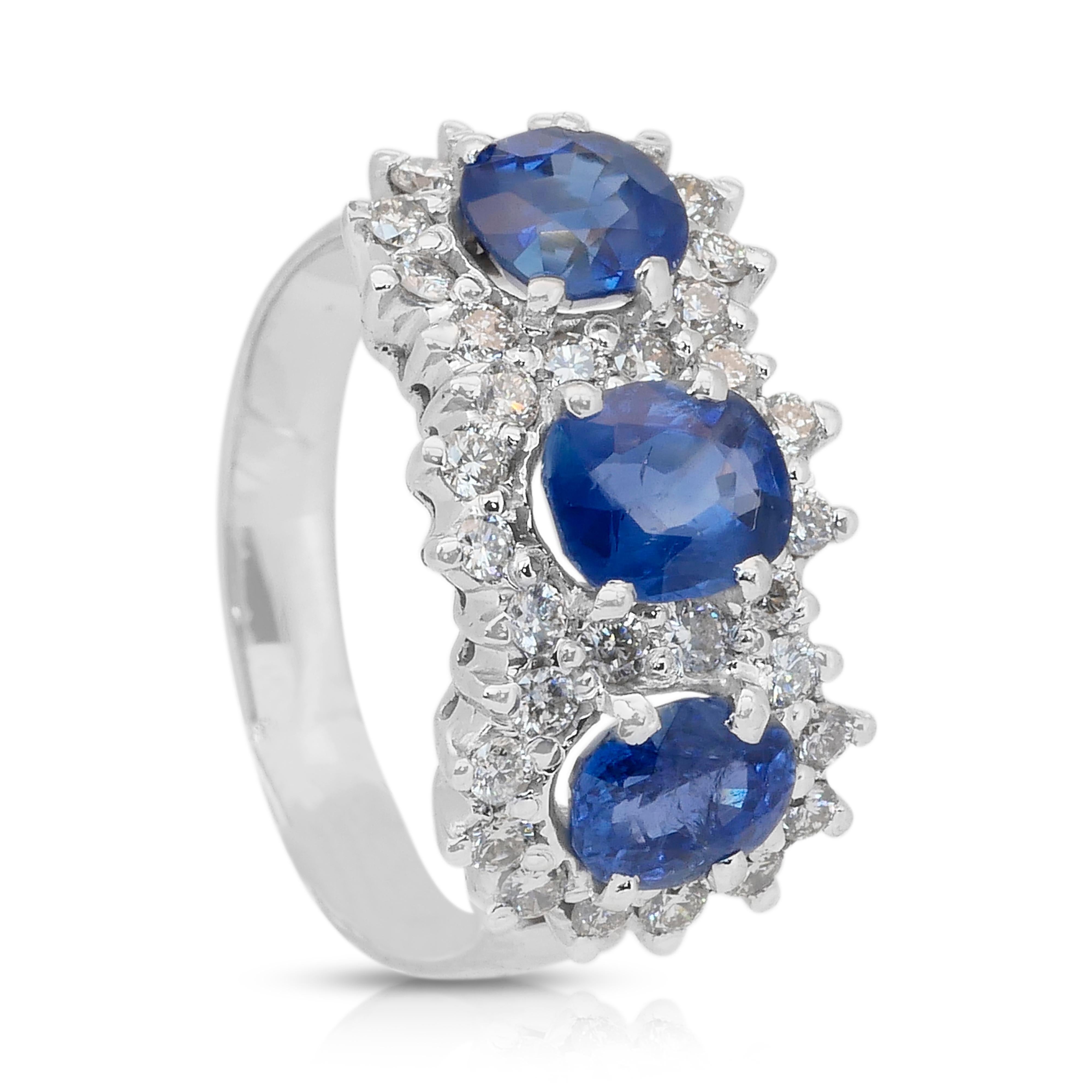 Luxueuse bague à trois pierres en or blanc 14k avec saphirs et diamants de 3,31ct en vente 2