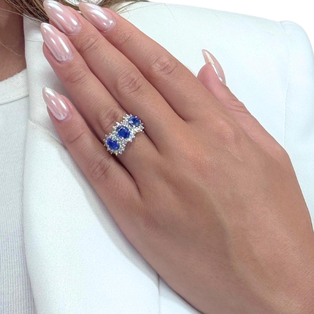Luxueuse bague à 3 pierres en or blanc 14k avec saphirs et diamants de 3,31ct - Certifiée IGI

Cette bague raffinée en or blanc 14k met en valeur trois saphirs remarquables d'une valeur totale de 2,60ct dans des formes fantaisie élégantes, brillant