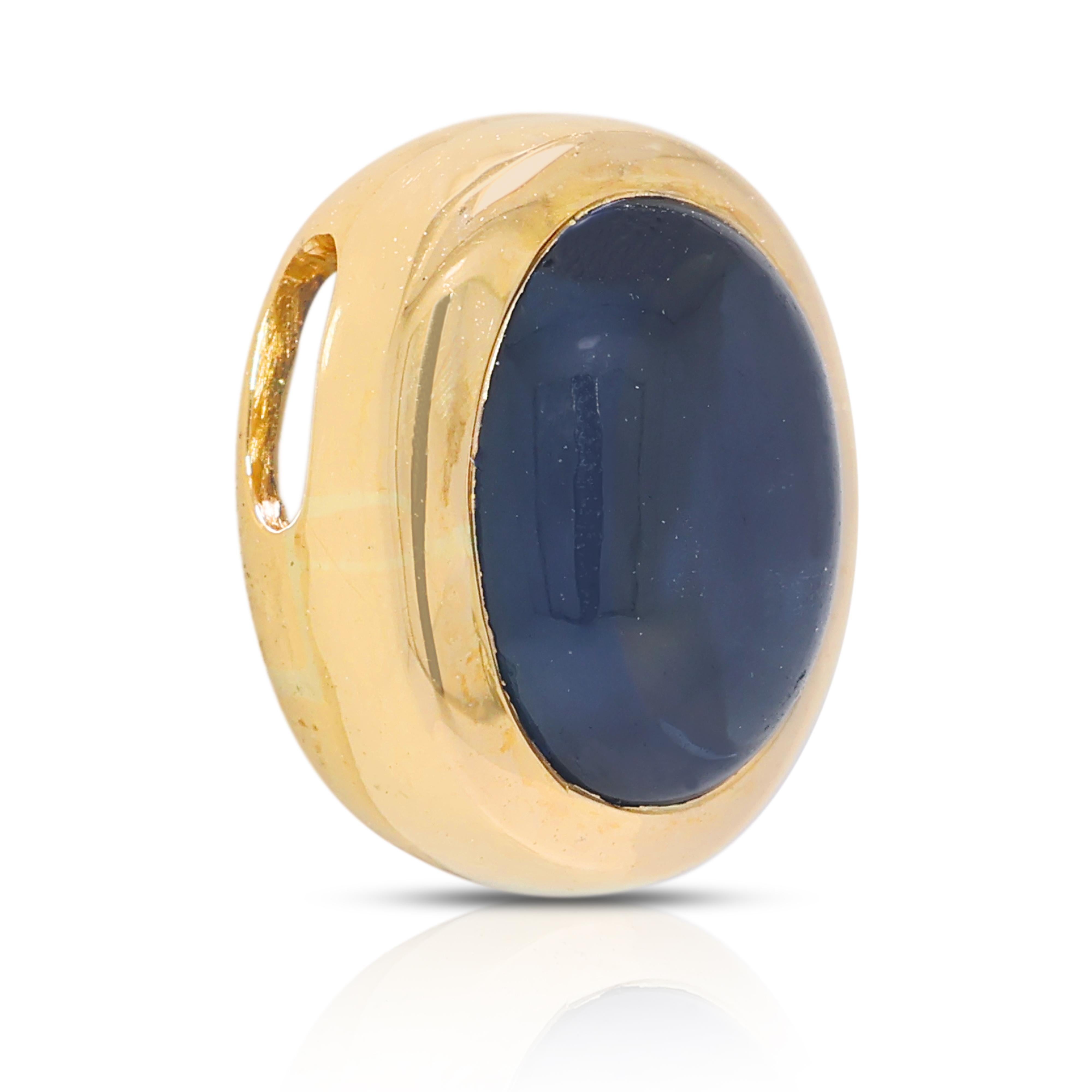 Exquisiter 0,08ct Saphir-Anhänger in 18K Gelbgold (Cabochon) im Angebot