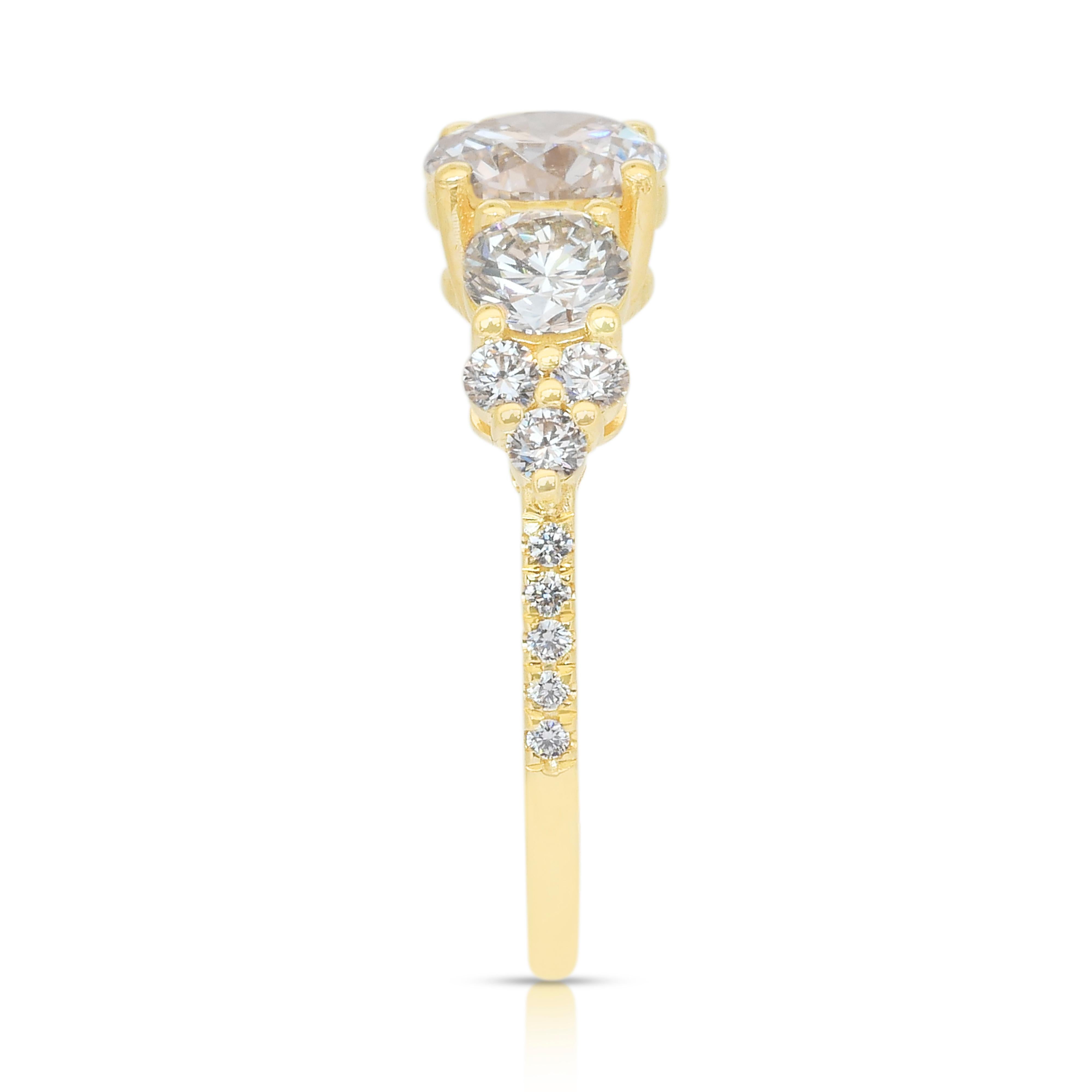 Éblouissante bague à 3 pierres en or jaune 18 carats de 2,17 ct de diamants - certifiée IGI en vente 2