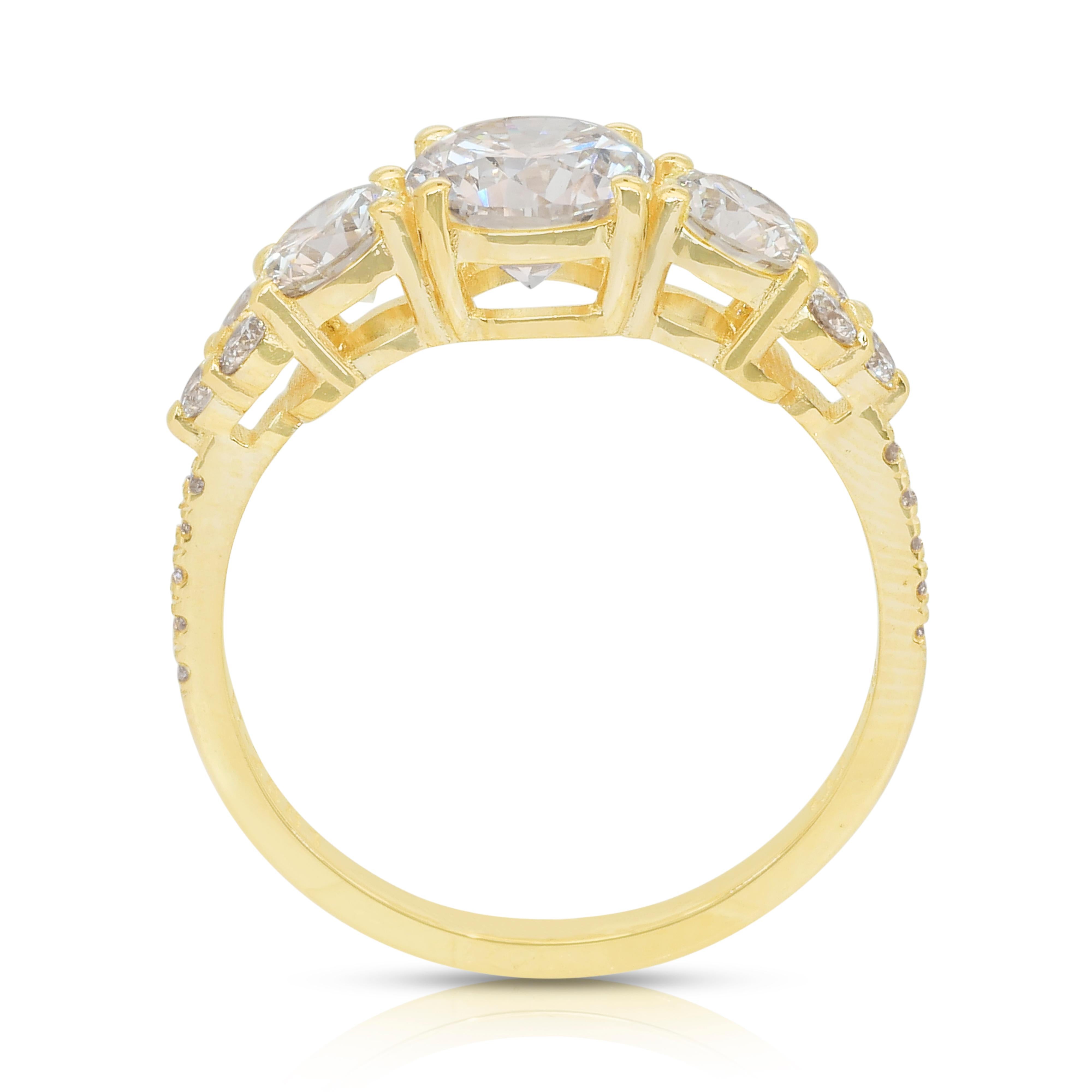 Éblouissante bague à 3 pierres en or jaune 18 carats de 2,17 ct de diamants - certifiée IGI en vente 4