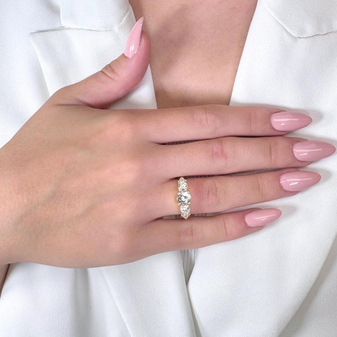 Éblouissante bague à 3 pierres en or jaune 18 carats de 2,17 ct de diamants - certifiée IGI

Célébration radieuse de l'élégance, cette bague trilogie en or jaune 18 carats présente en son centre un superbe diamant rond de 1,11 carat de taille