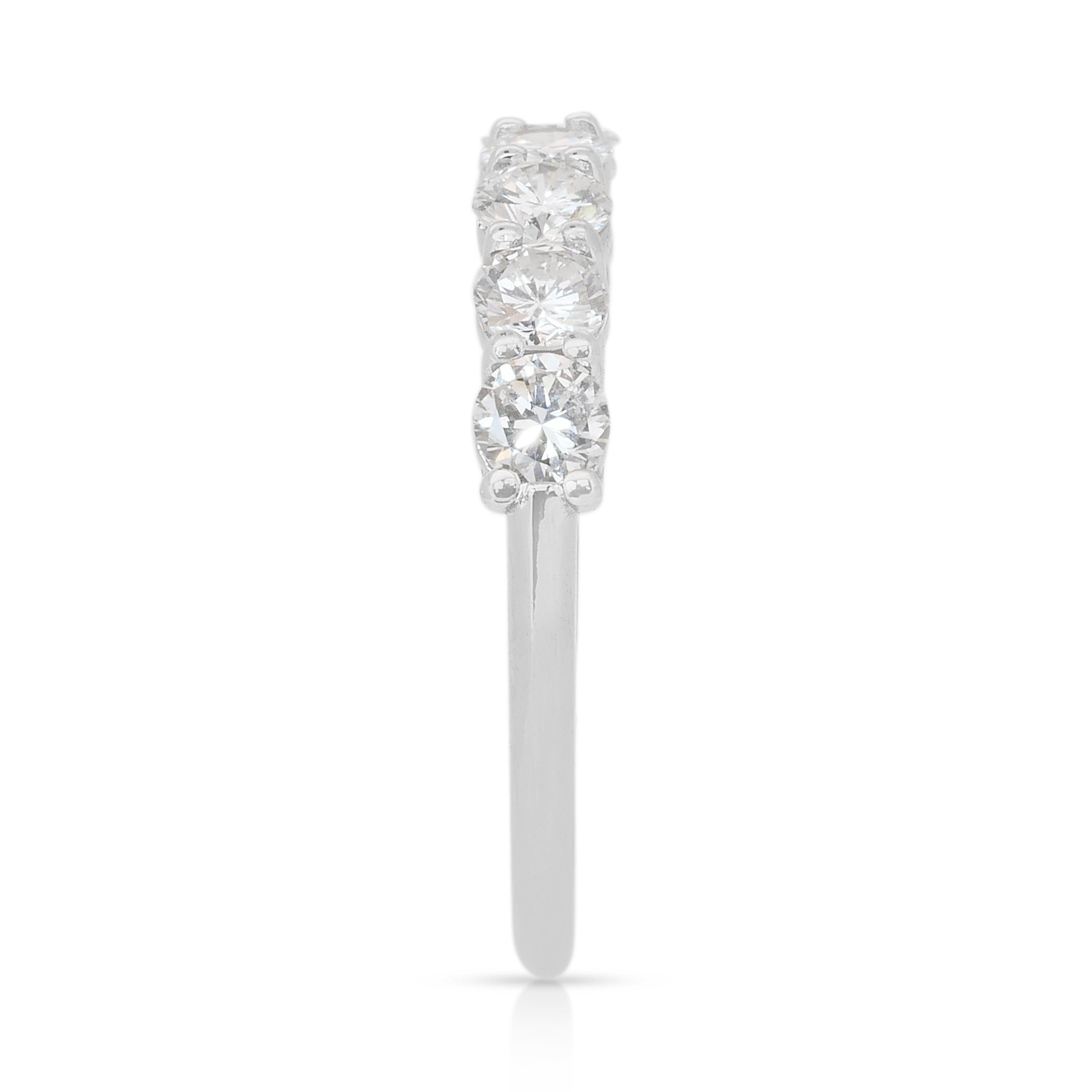 Bague intemporelle en or blanc 18 carats de 1,20 ct de diamants à 7 pierres - certifiée IGI en vente 2
