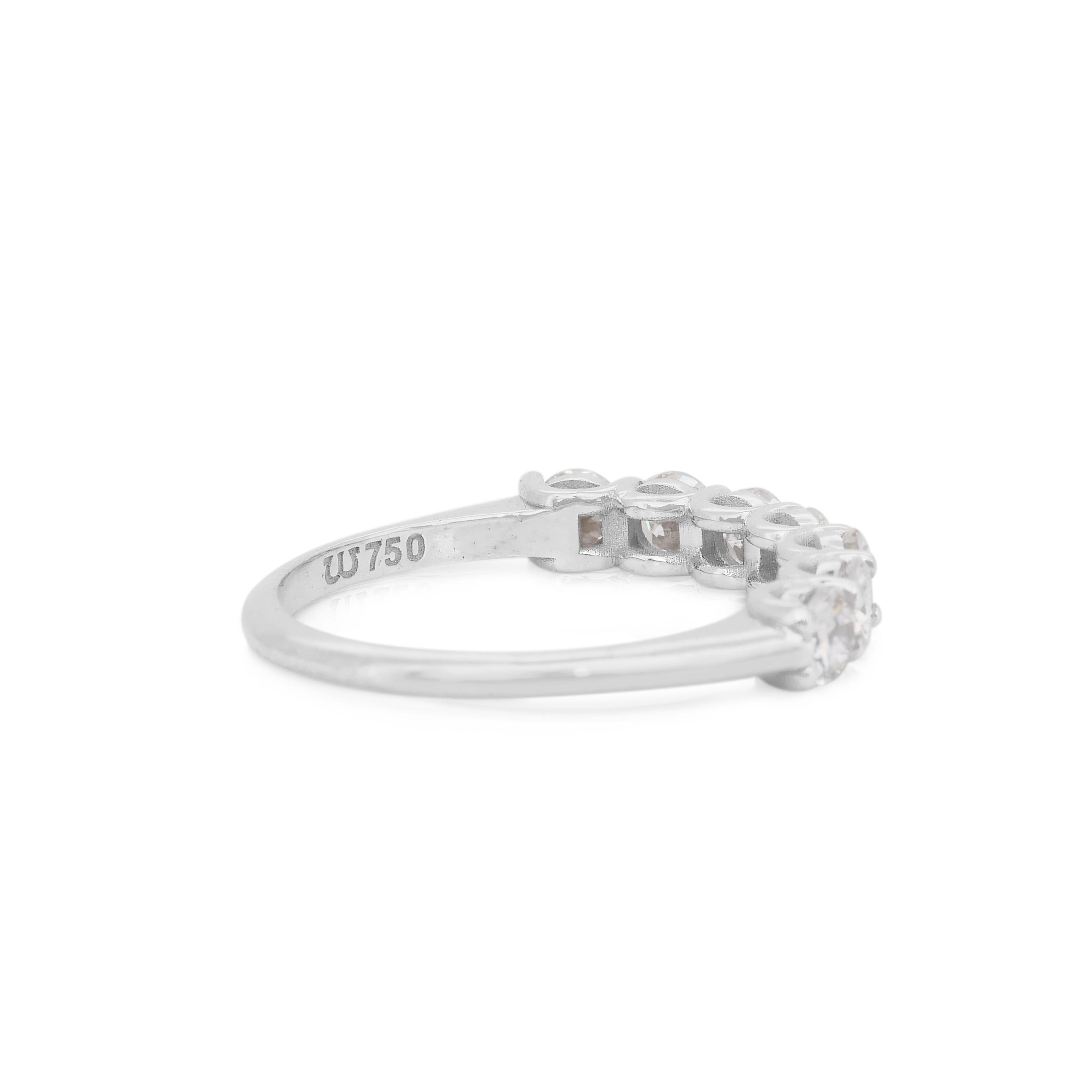 Bague intemporelle en or blanc 18 carats de 1,20 ct de diamants à 7 pierres - certifiée IGI Neuf - En vente à רמת גן, IL