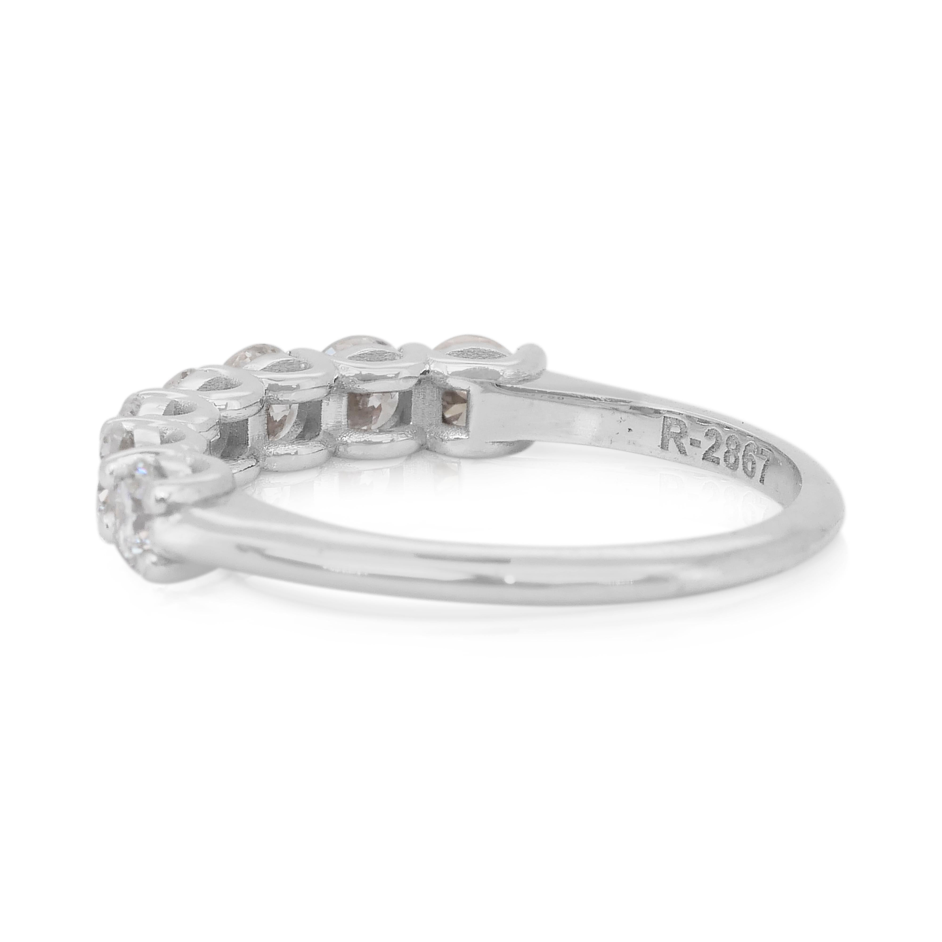 Bague intemporelle en or blanc 18 carats de 1,20 ct de diamants à 7 pierres - certifiée IGI en vente 1