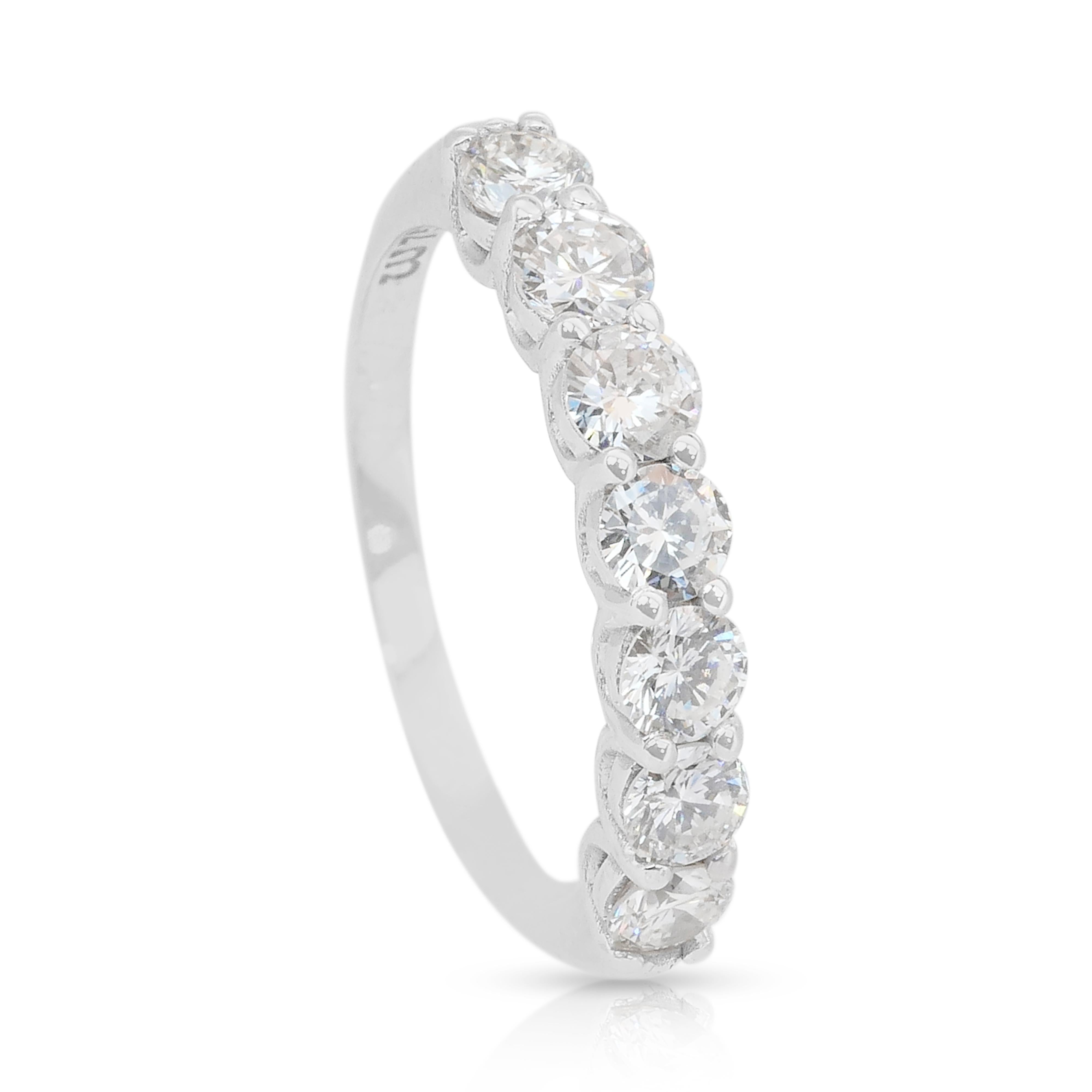 Bague intemporelle en or blanc 18 carats de 1,20 ct de diamants à 7 pierres - certifiée IGI en vente 3
