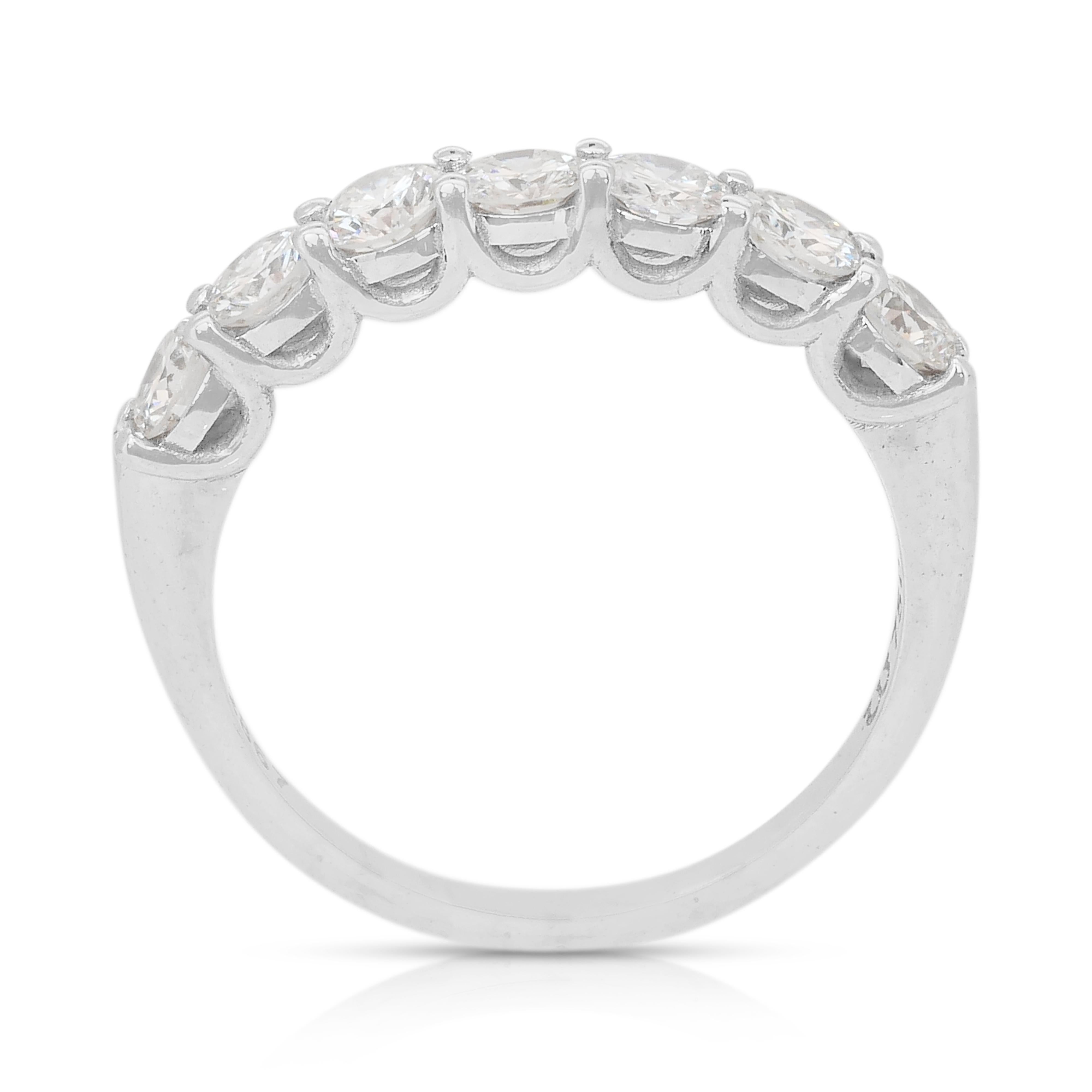 Bague intemporelle en or blanc 18 carats de 1,20 ct de diamants à 7 pierres - certifiée IGI en vente 4