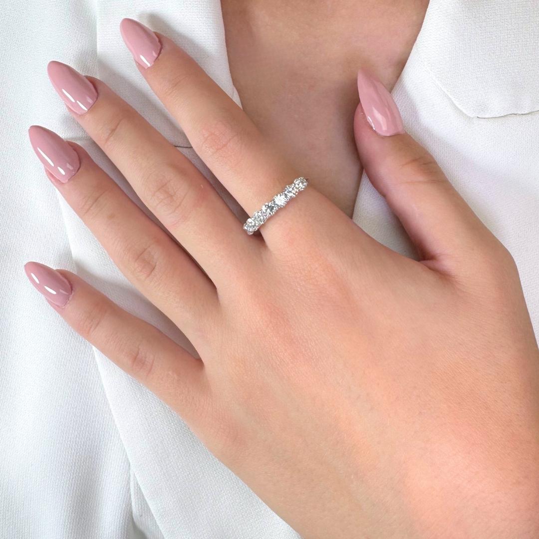 Bague intemporelle en or blanc 18 carats de 1,20 ct de diamants à 7 pierres - certifiée IGI

Élégante et sophistiquée, cette bague en or blanc 18 carats met en valeur 7 diamants ronds brillants, totalisant 1,20 carats. Chaque pierre éblouit par sa