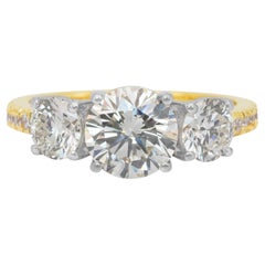 Sofisticado Anillo de 3 Piedras con Diamantes de 2,77 ct en Oro Amarillo y Blanco de 18k
