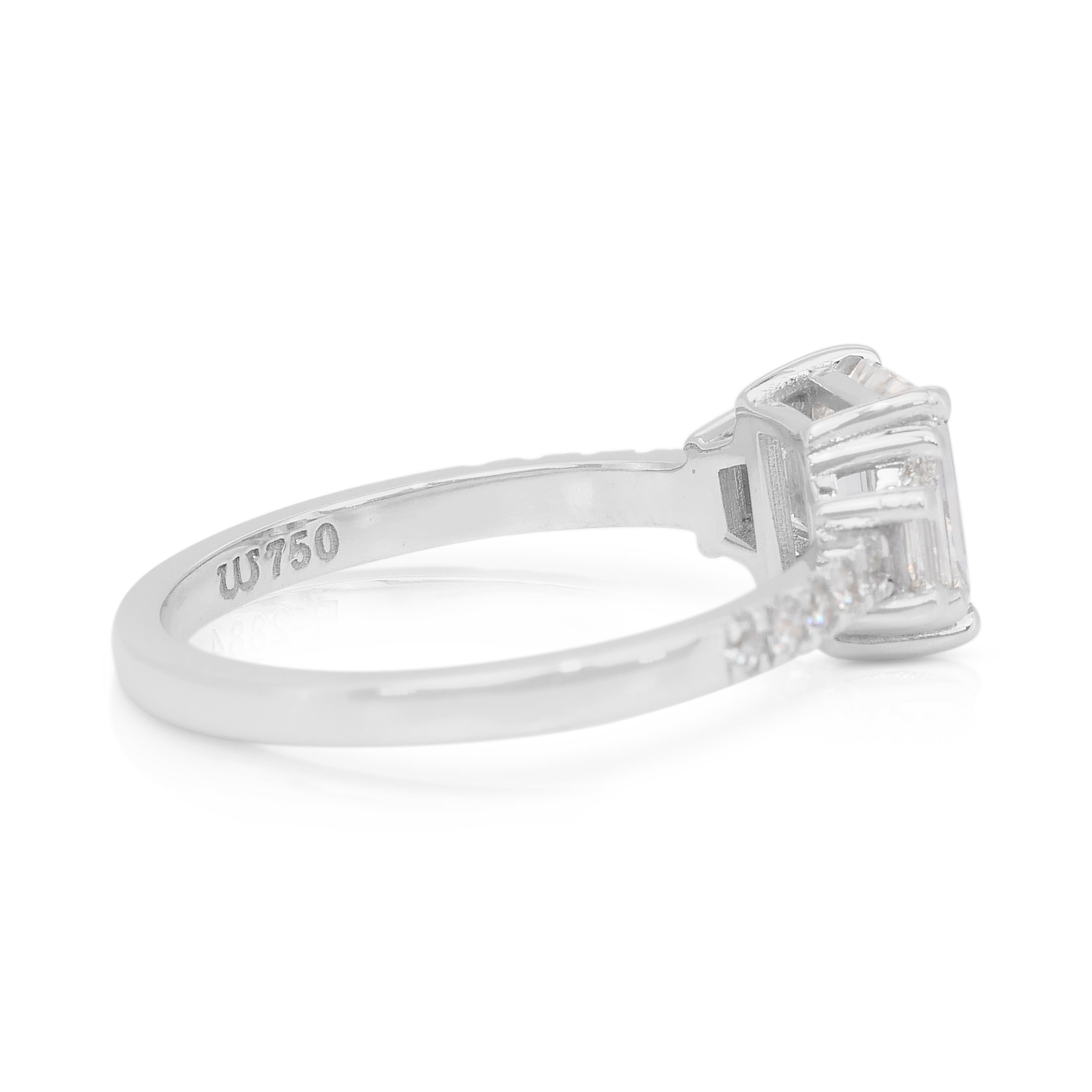 Anello Luminoso con 3 pietre e 1,65 carati di diamanti in oro bianco 18 carati - Certificato IGI In condizioni Nuovo in vendita a רמת גן, IL