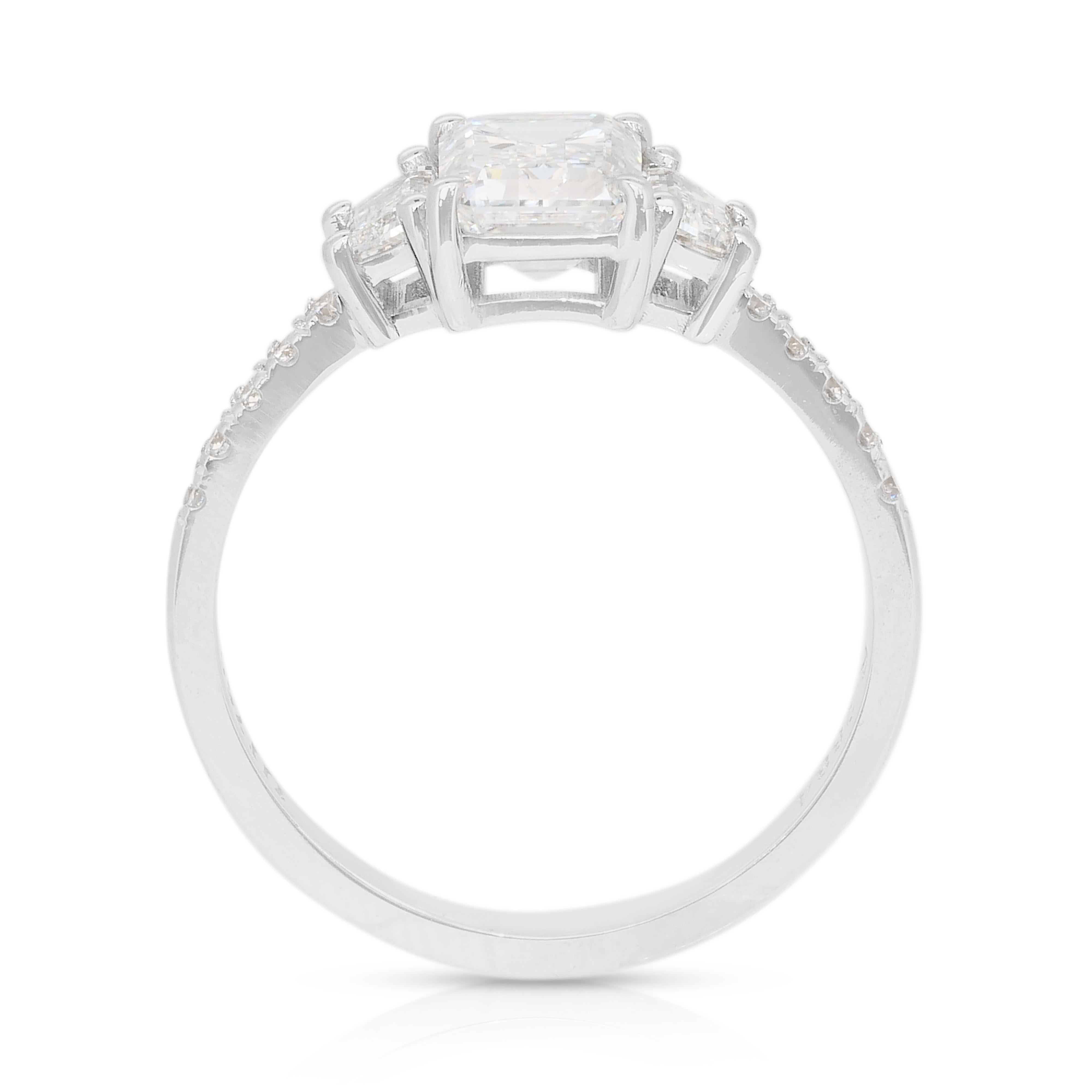 Anello Luminoso con 3 pietre e 1,65 carati di diamanti in oro bianco 18 carati - Certificato IGI in vendita 3