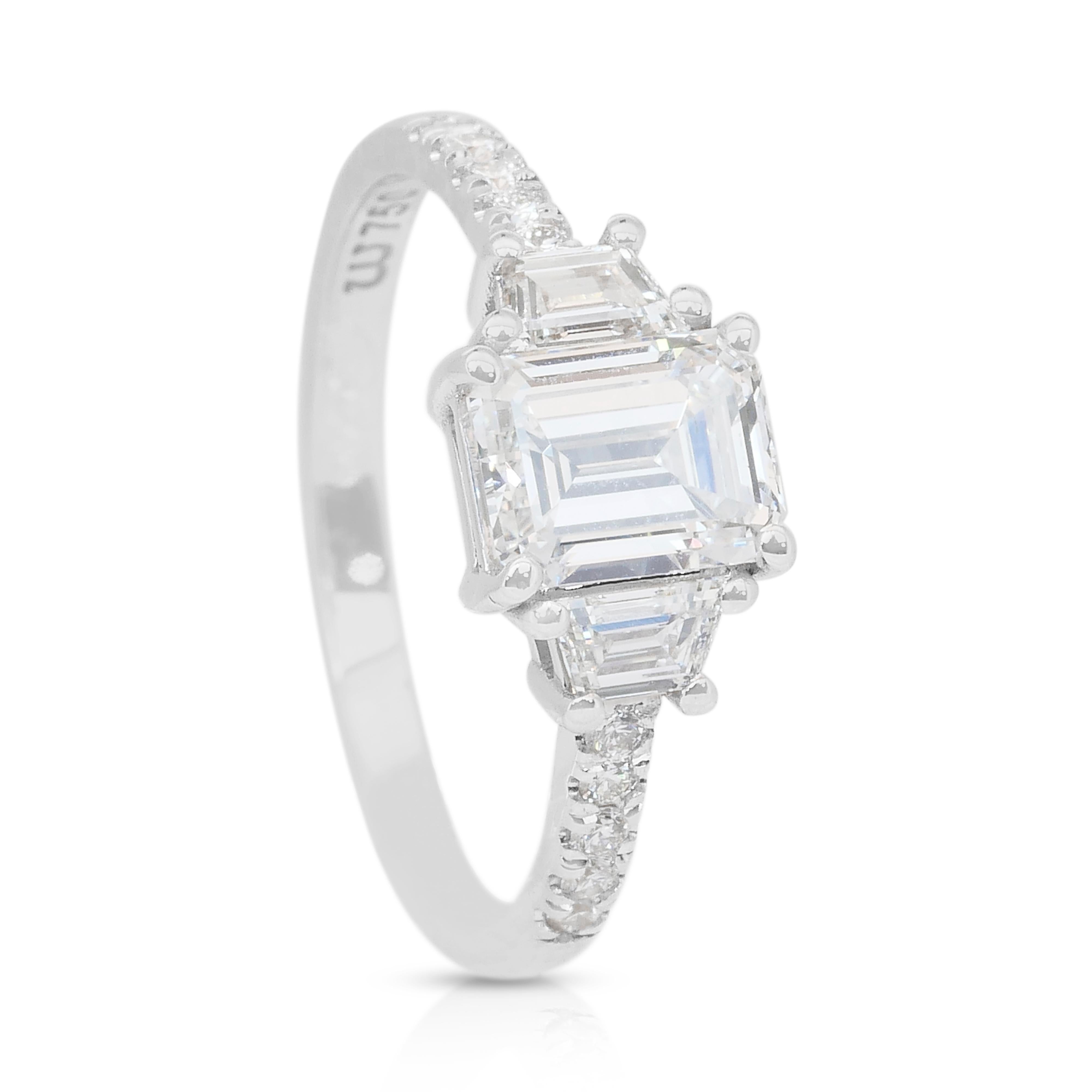 Anello Luminoso con 3 pietre e 1,65 carati di diamanti in oro bianco 18 carati - Certificato IGI in vendita 2