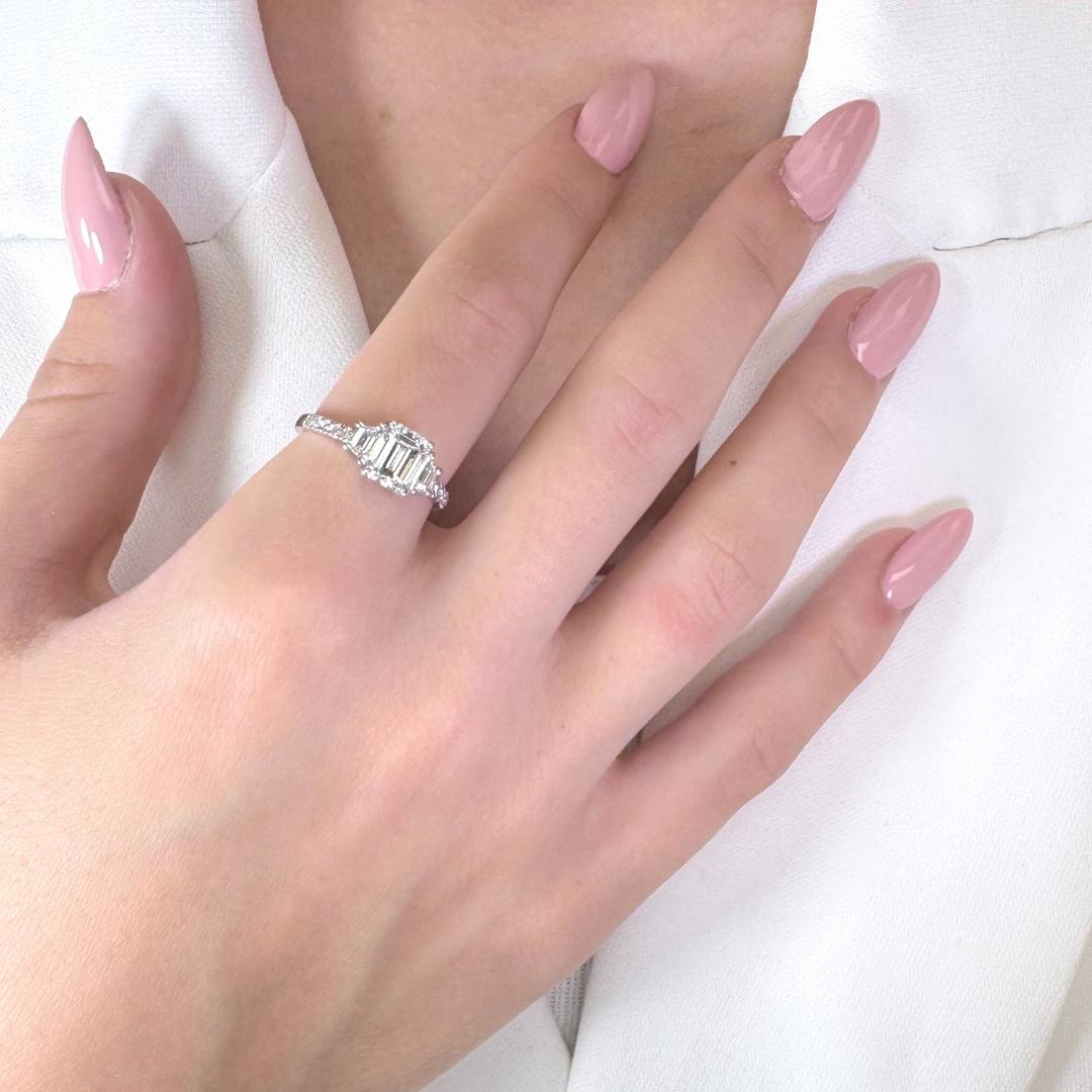 Anello Luminoso con 3 pietre e 1,65 carati di diamanti in oro bianco 18 carati - Certificato IGI

Questo anello in oro bianco 18 carati mette in mostra un affascinante diamante taglio smeraldo da 1,20 carati. Le linee pulite del taglio smeraldo sono