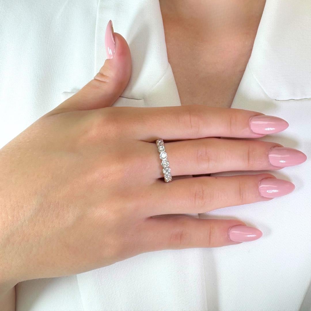 Eleg 1.46ct Diamonds Eternity Ring in oro bianco 18k - Certificato IGI

Celebra l'eterna eleganza con questo squisito anello per l'eternità in oro bianco 18 carati, impreziosito da 18 splendidi diamanti rotondi per un totale di 1,46 carati. Ogni