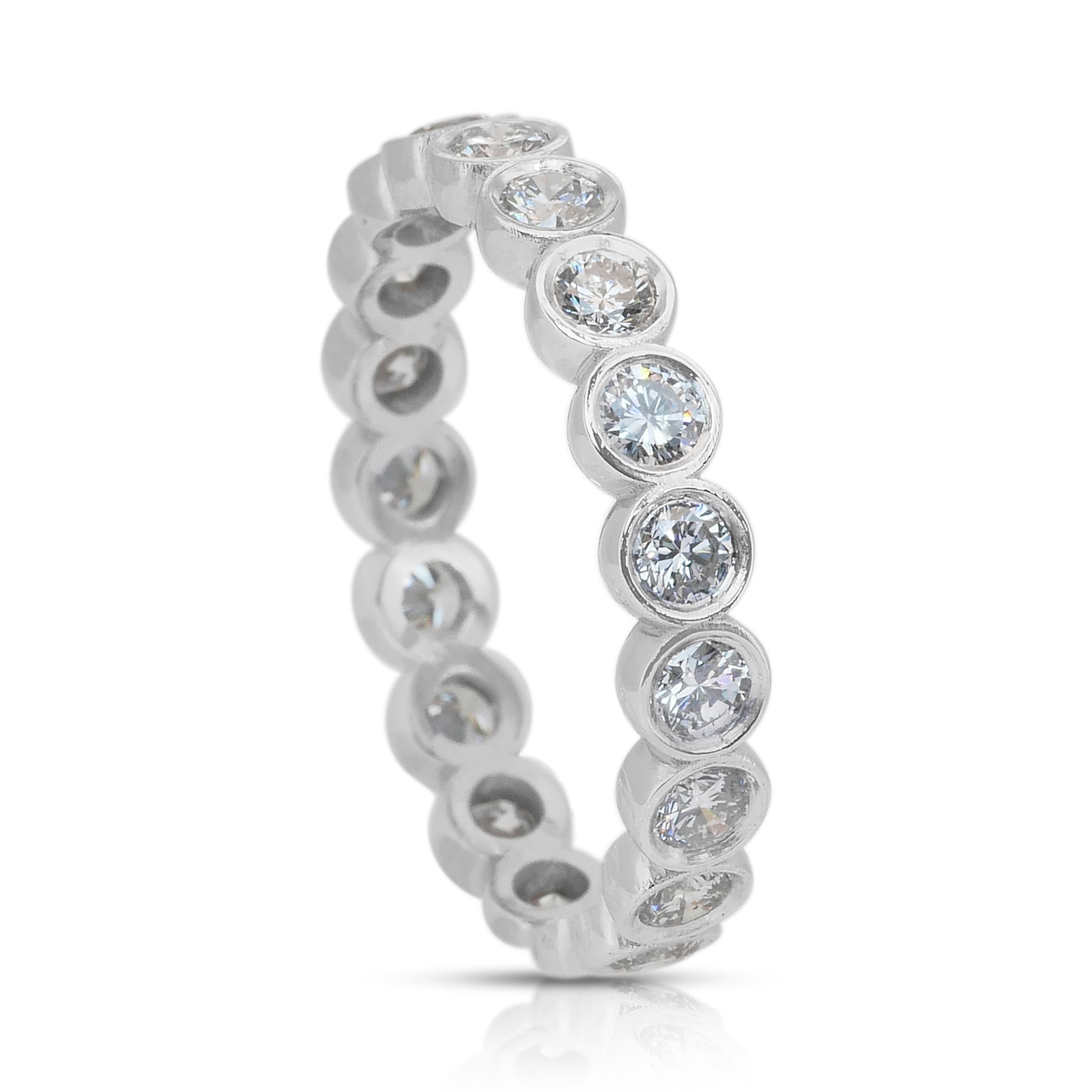 Anello a eternità con diamanti brillanti da 1,82 carati in oro bianco 14k - Certificato IGI

Irradia un'eleganza senza tempo con questo anello dell'eternità in oro bianco 14K, ornato da 19 scintillanti diamanti rotondi per un totale di 1,82 carati.