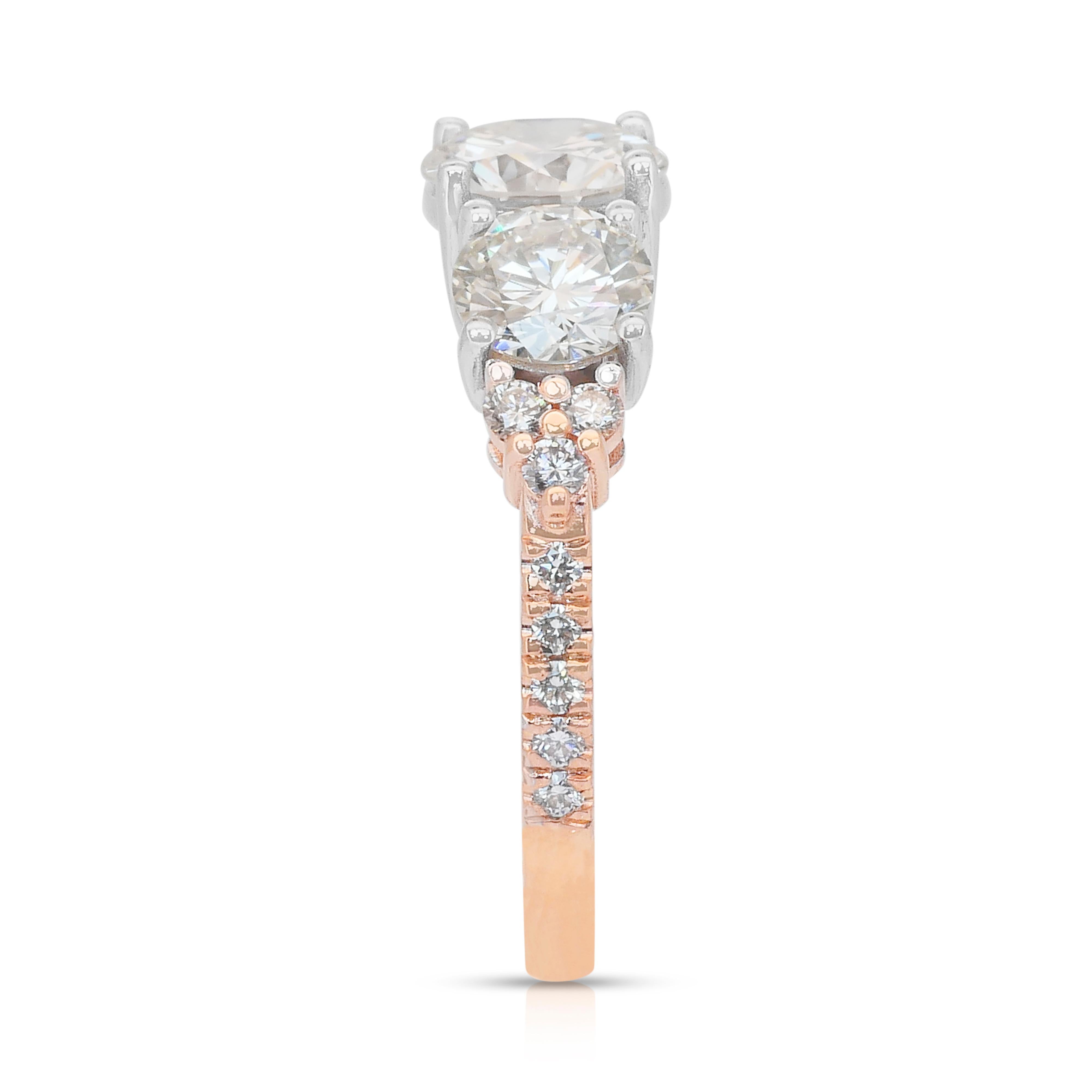 Luxueuse bague à 3 pierres en or rose et blanc 18 carats de 2,35 ct de diamants - certifiée IGI en vente 2